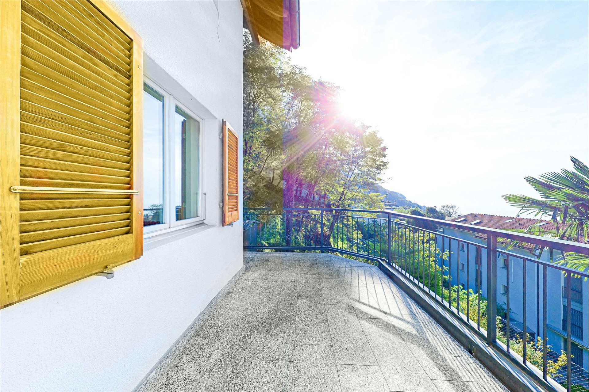Balkon mit Berg- und Meerblick
