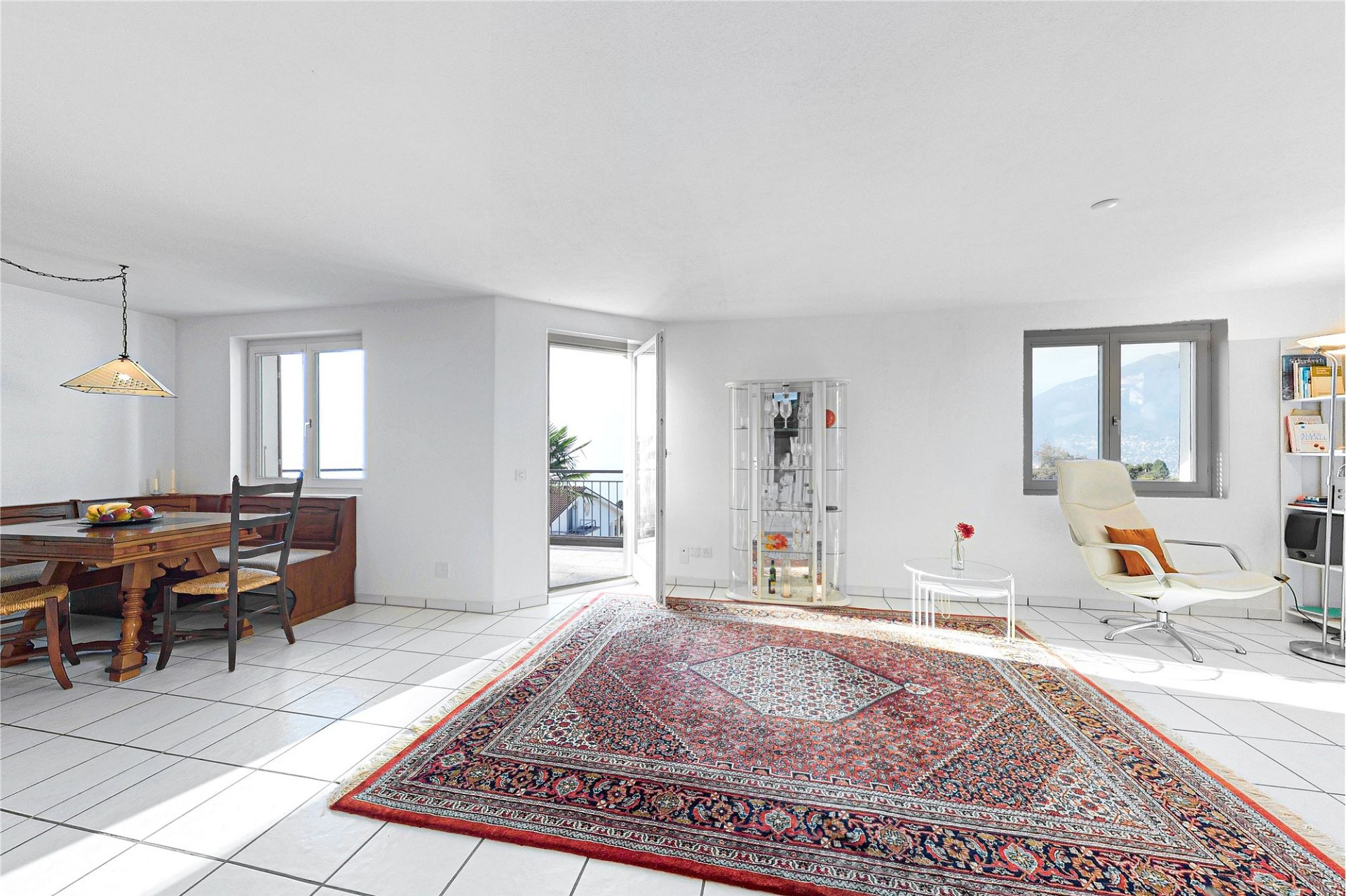 Helles Wohn- und Esszimmer mit Balkonblick