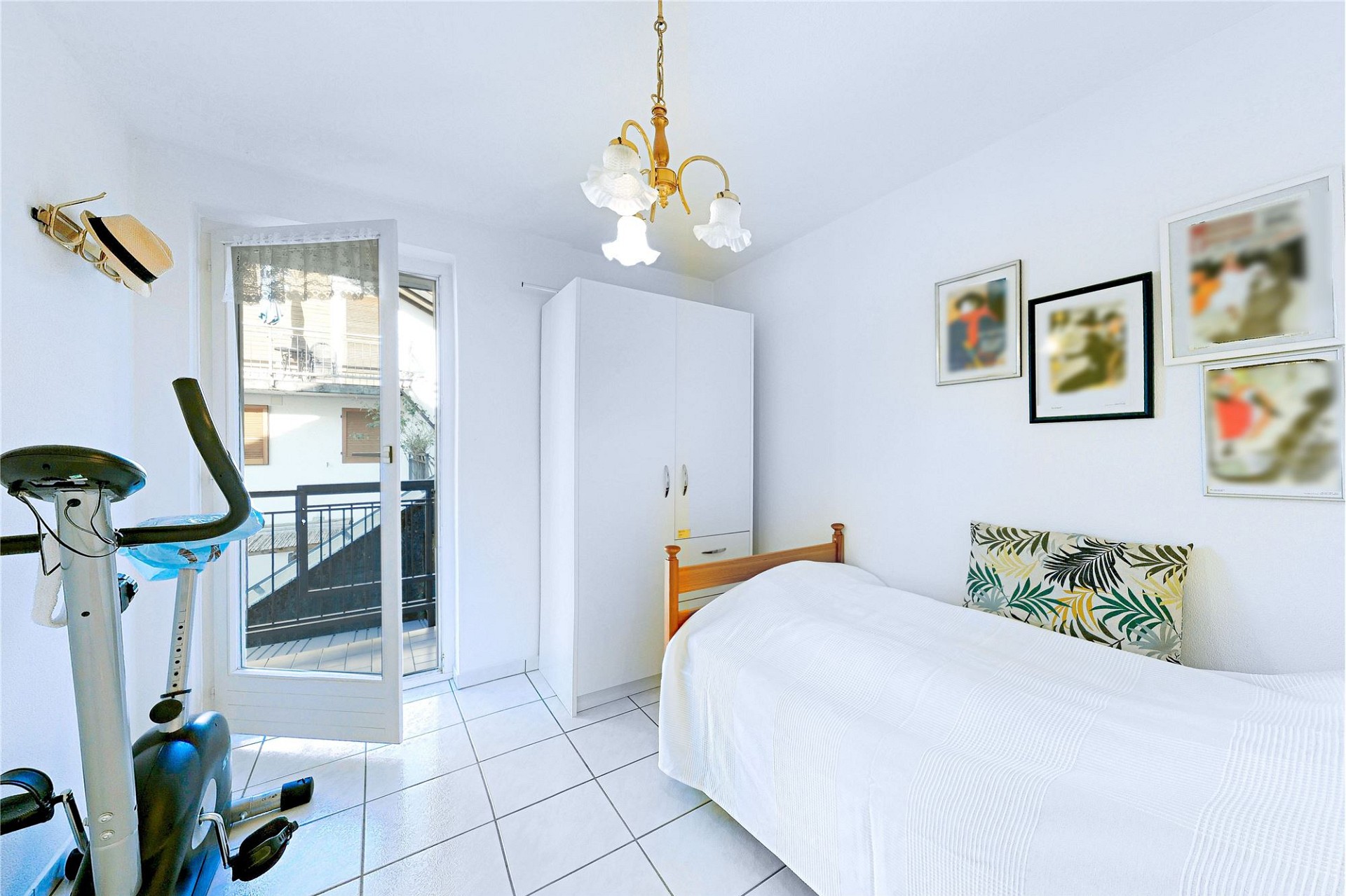 Helles Schlafzimmer mit Balkonzugang
