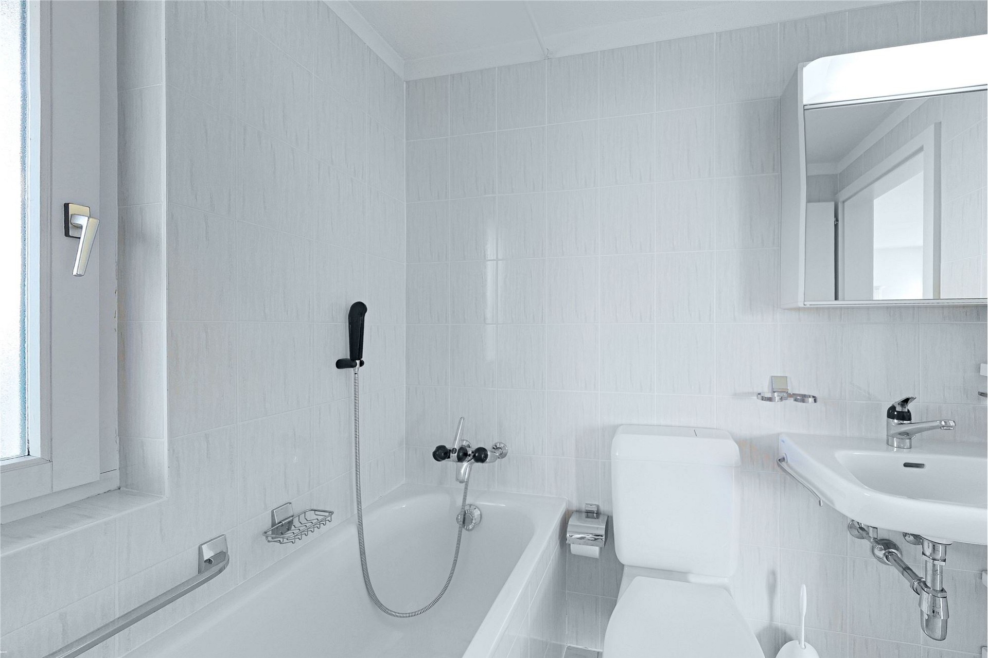 Helles Badezimmer mit Badewanne, WC und Waschbecken