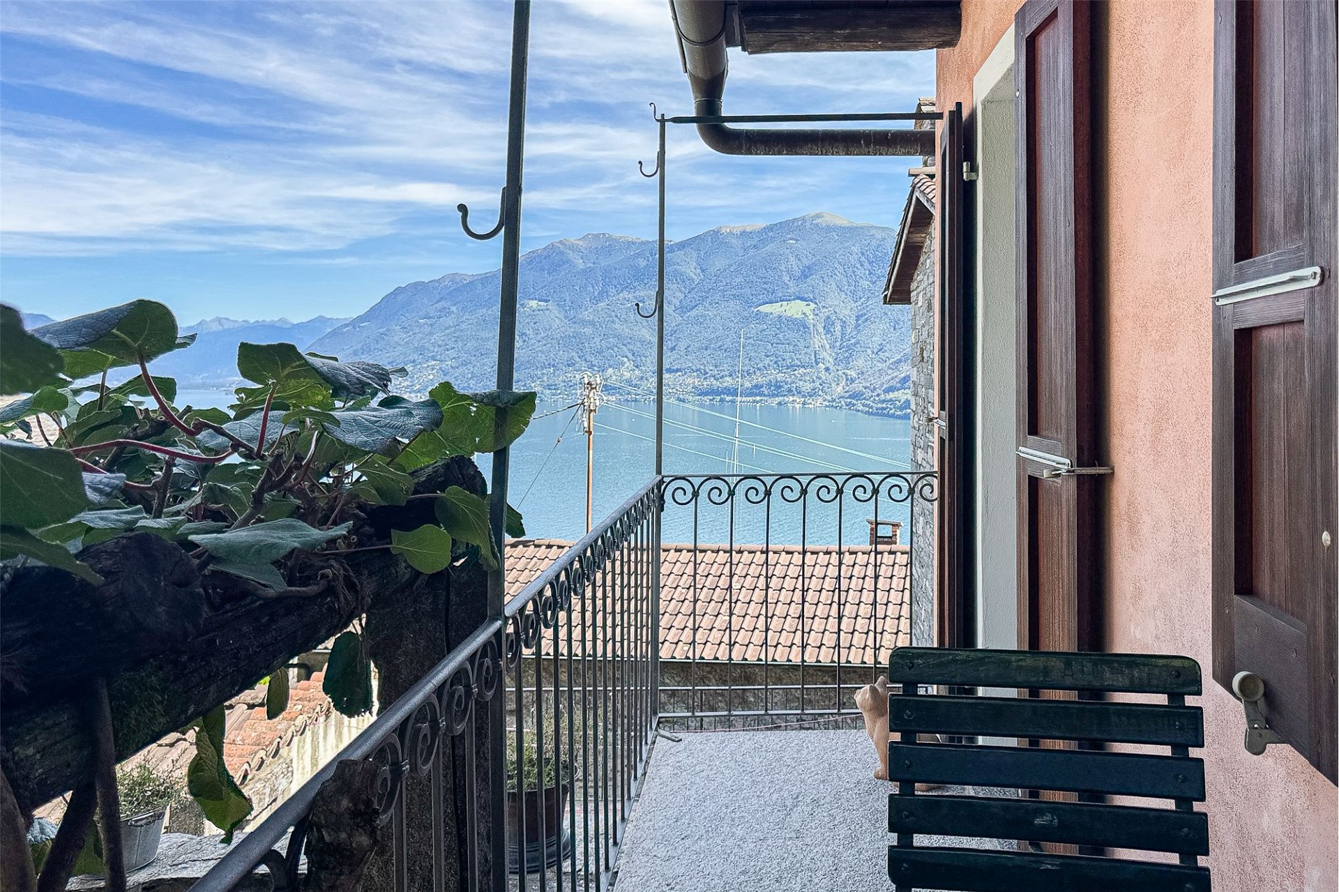 Balkon mit Seeblick und Bergpanorama