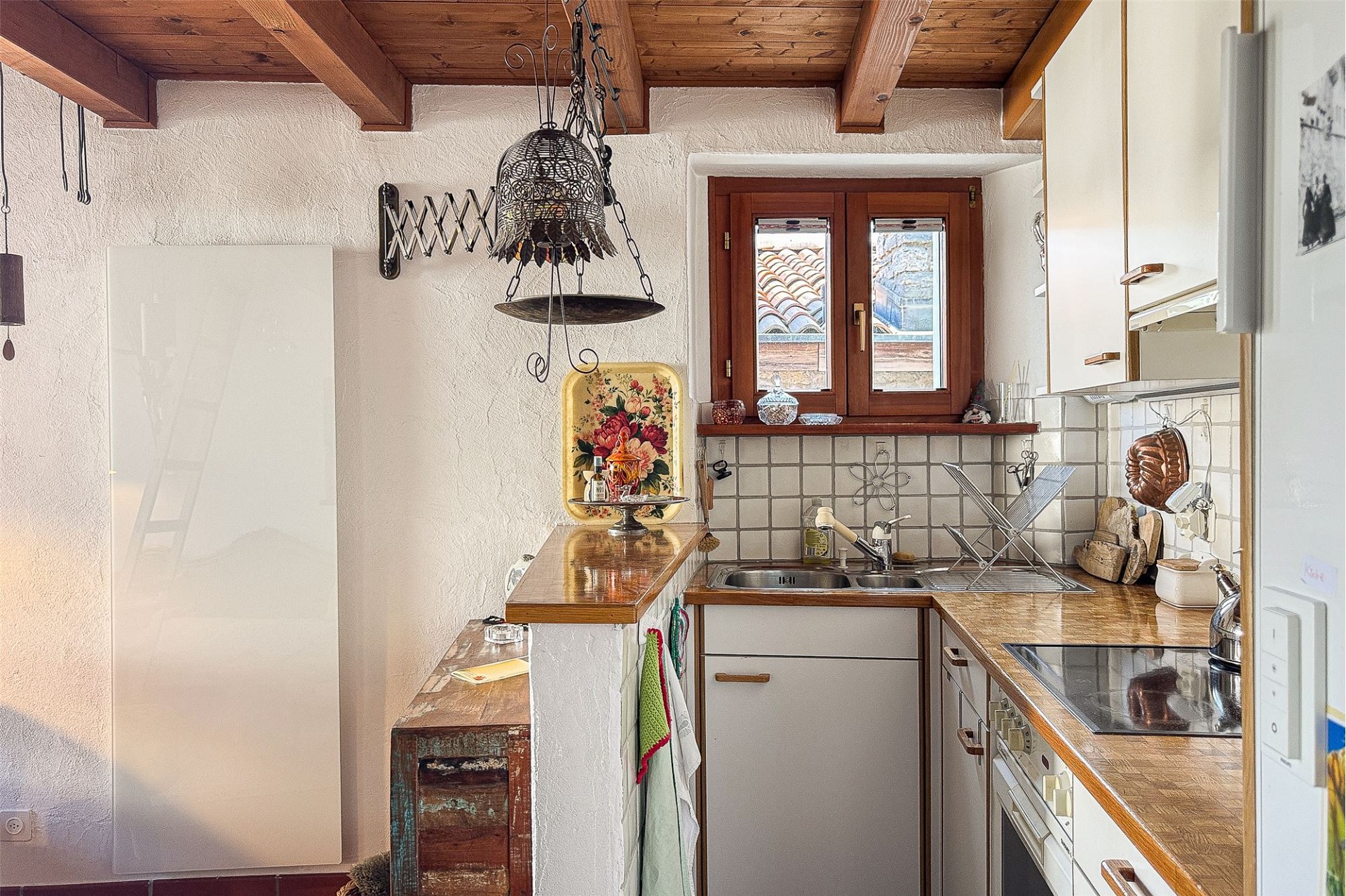 Rustikale Küche mit Holzdecke