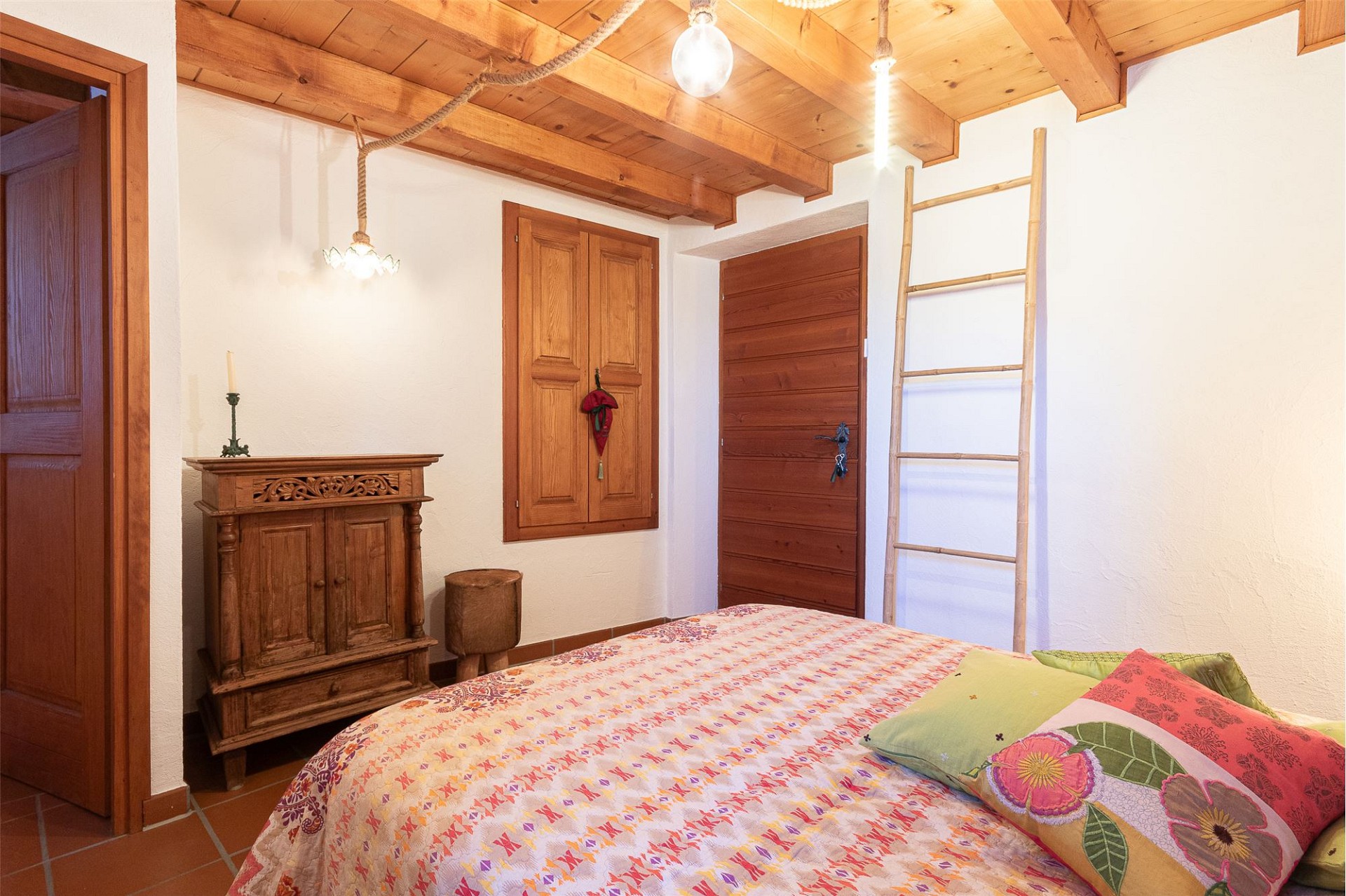 Gemütliches Schlafzimmer mit rustikaler Holzdecke