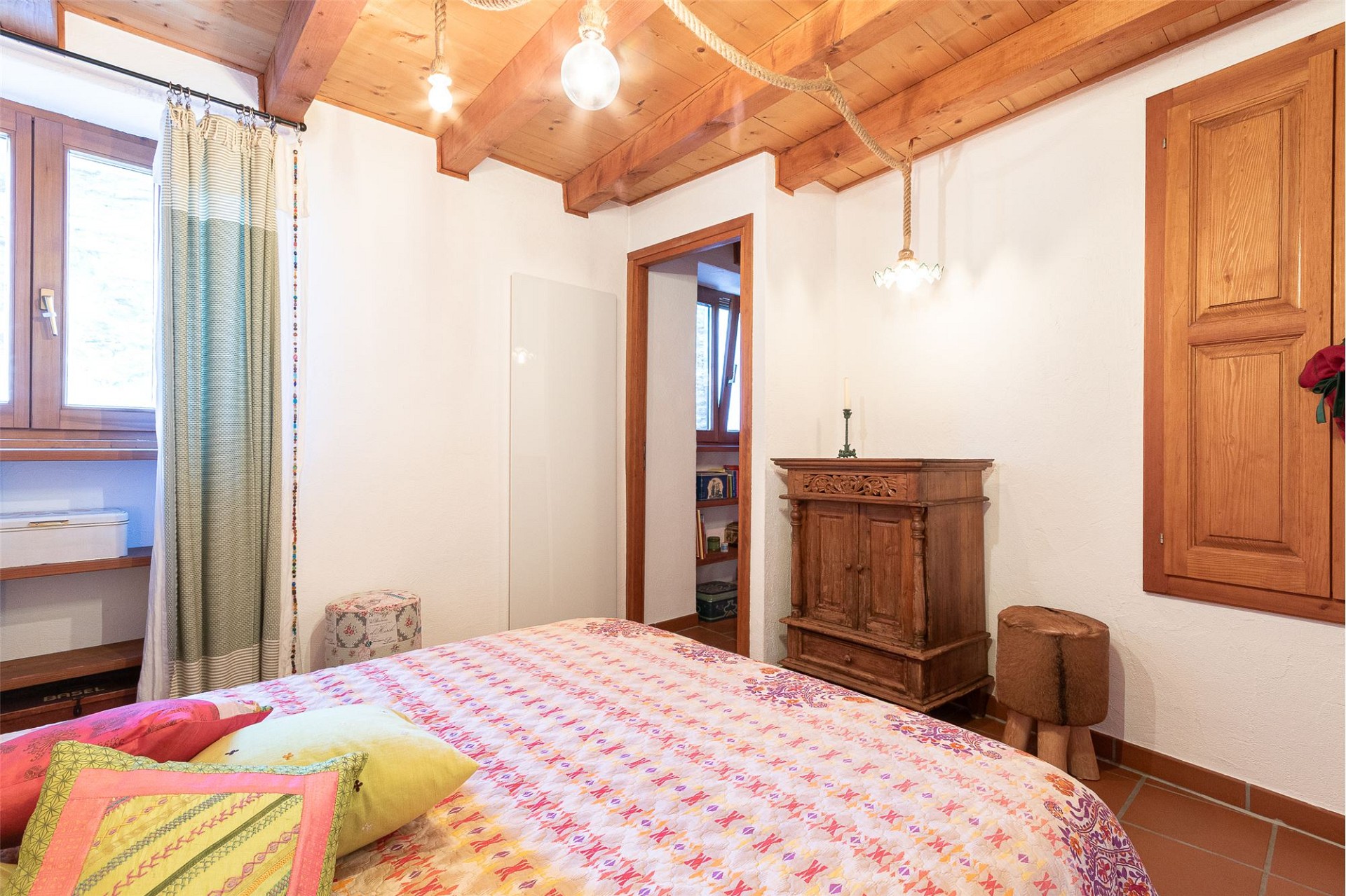 Gemütliches Schlafzimmer mit Holzbalkendecke