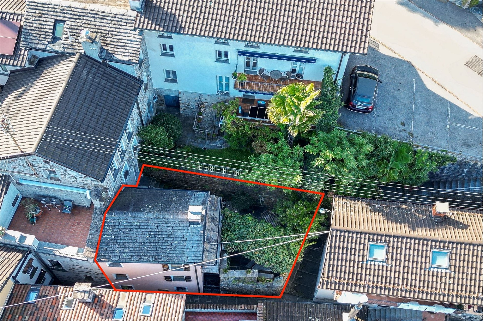 Luftaufnahme eines markierten Wohnhauses mit Innenhof