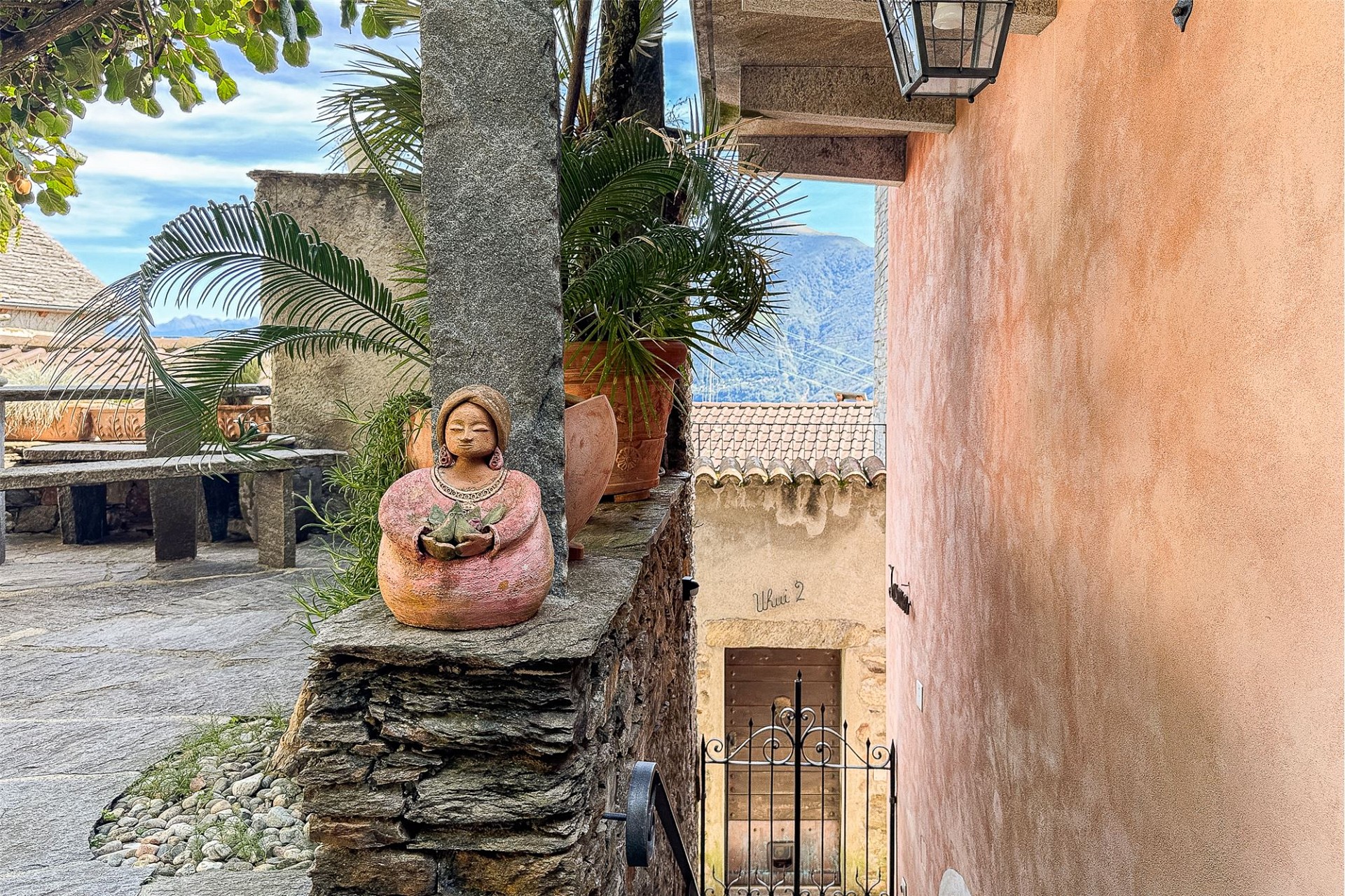 Mediterrane Außenansicht mit Terrasse und Blick auf Berge