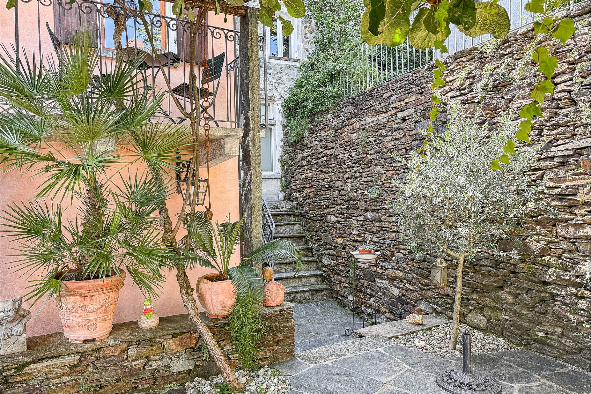 Mediterraner Innenhof mit Steinmauern und Pflanzen
