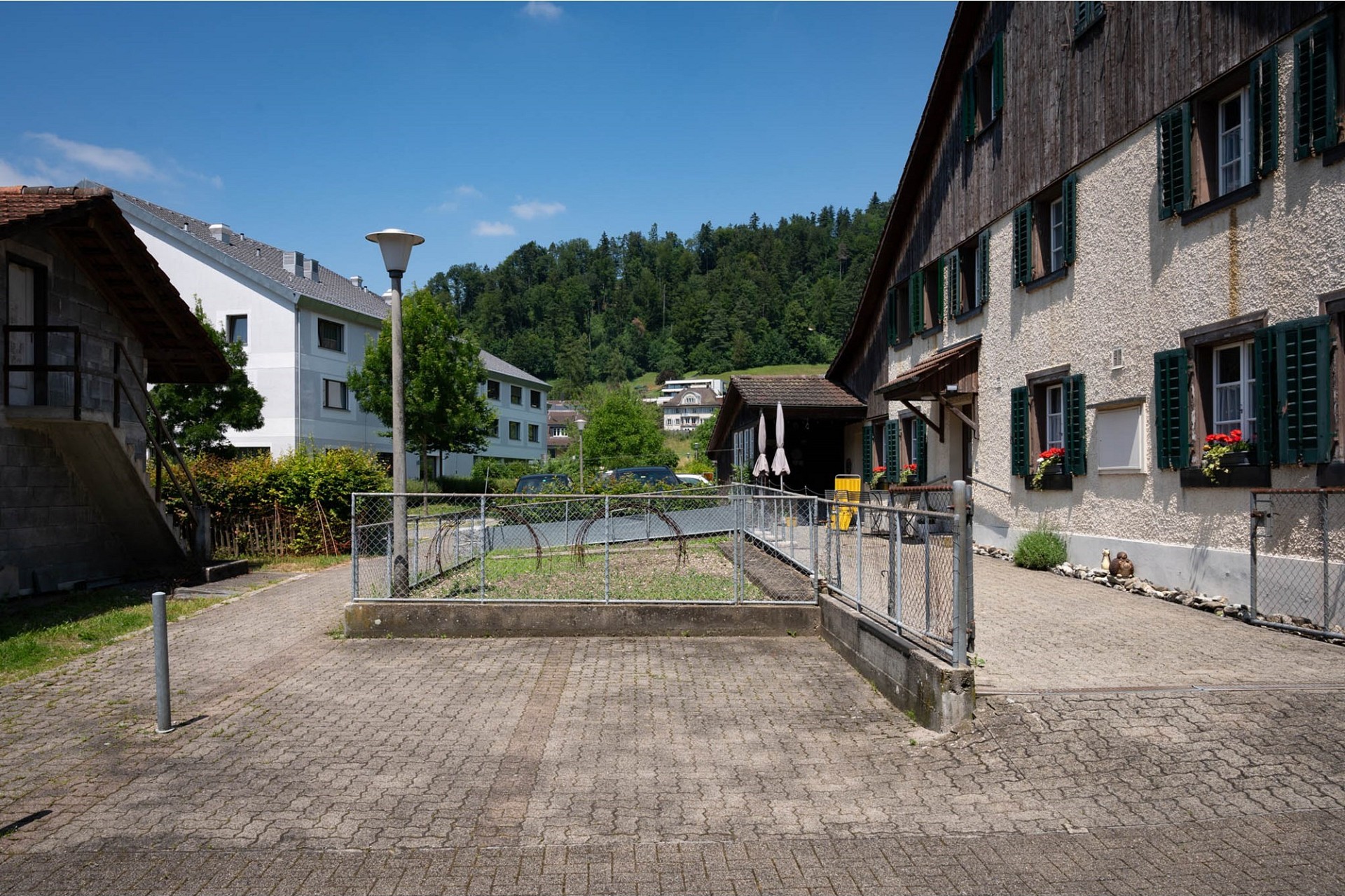 Hof- und Außenbereich eines ländlichen Gebäudes