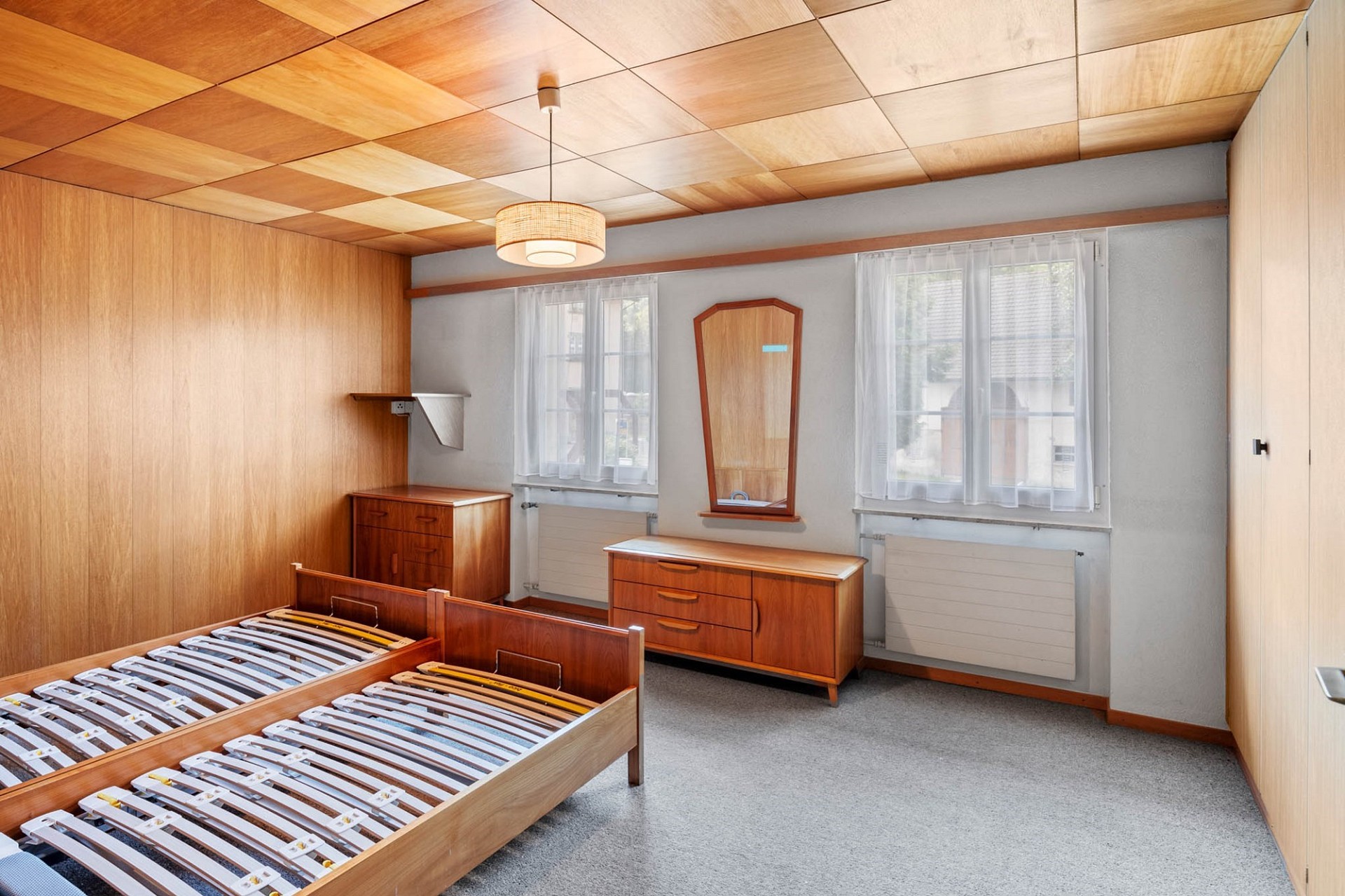 Vintage-Schlafzimmer mit Holzvertäfelung