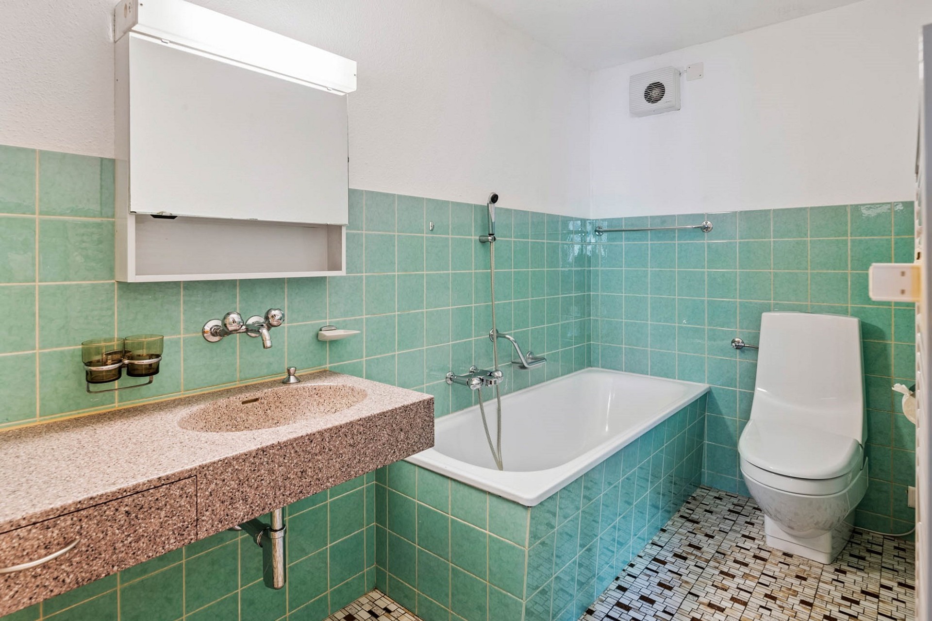 Badezimmer mit Badewanne und WC