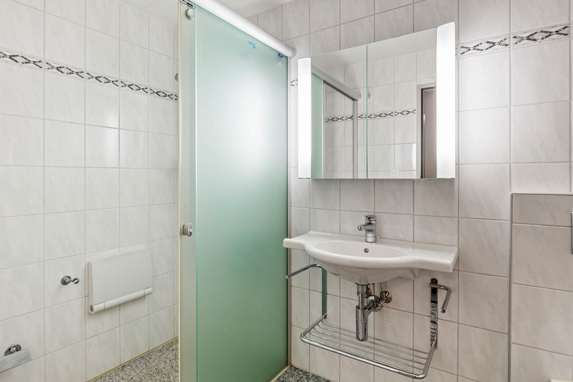 Badezimmer mit Dusche und Waschtisch