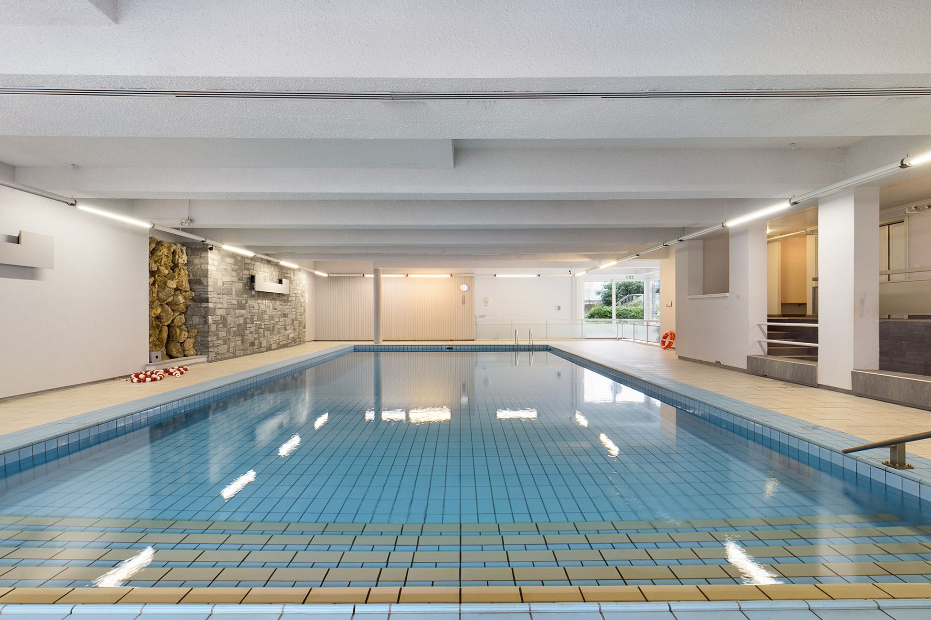Innenpool in einem Wellnessbereich