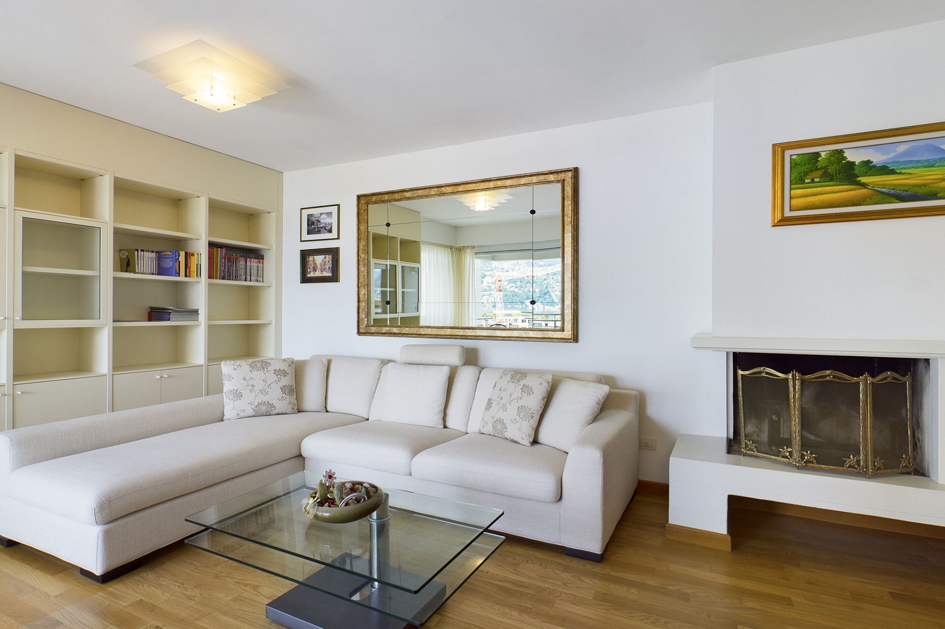 Helles Wohnzimmer mit Kamin und Ecksofa