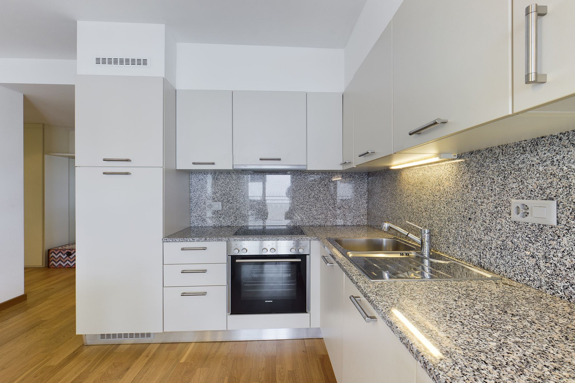 Moderne Einbauküche mit Granitoberflächen