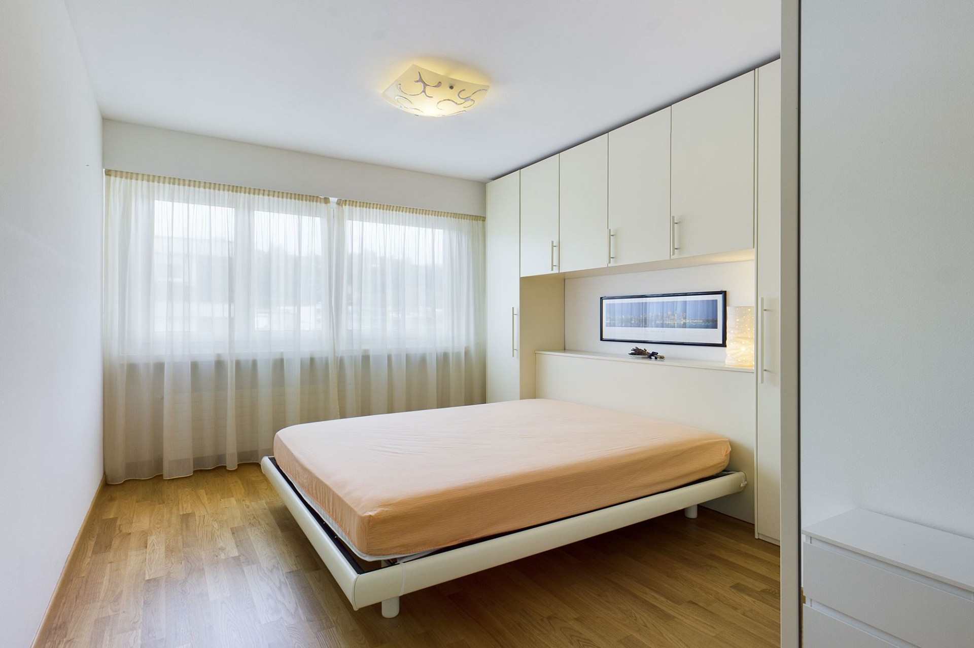 Helles Schlafzimmer mit Einbauschrank