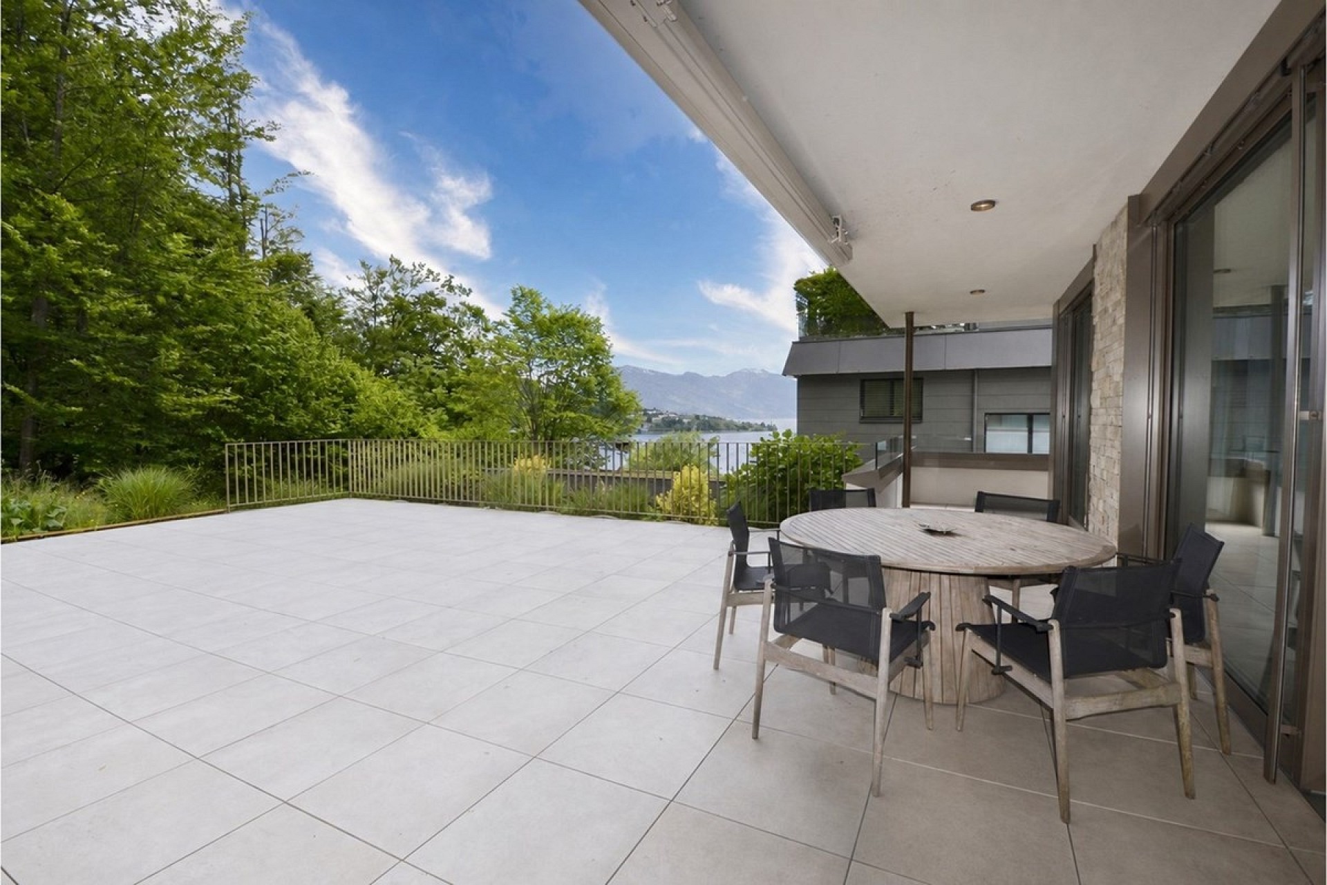 Große Dachterrasse mit Seeblick