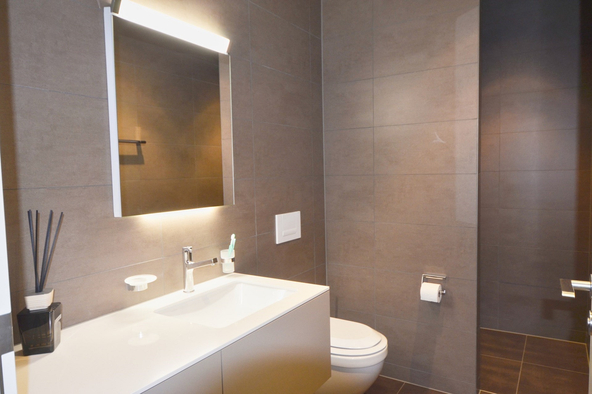 Modernes Badezimmer mit Waschbecken und WC