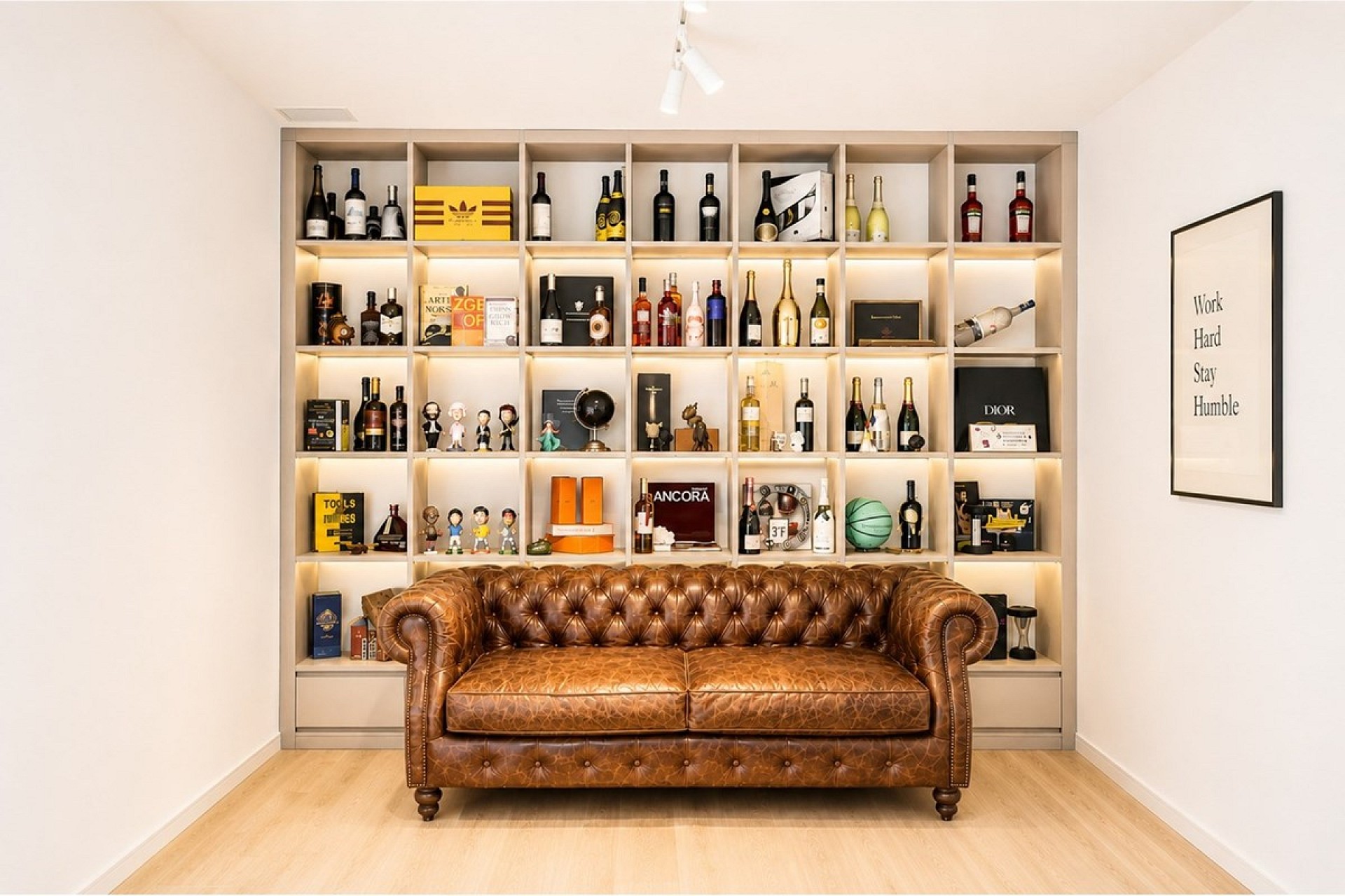Lounge mit maßgefertigter Regalwand und Leder-Sofa