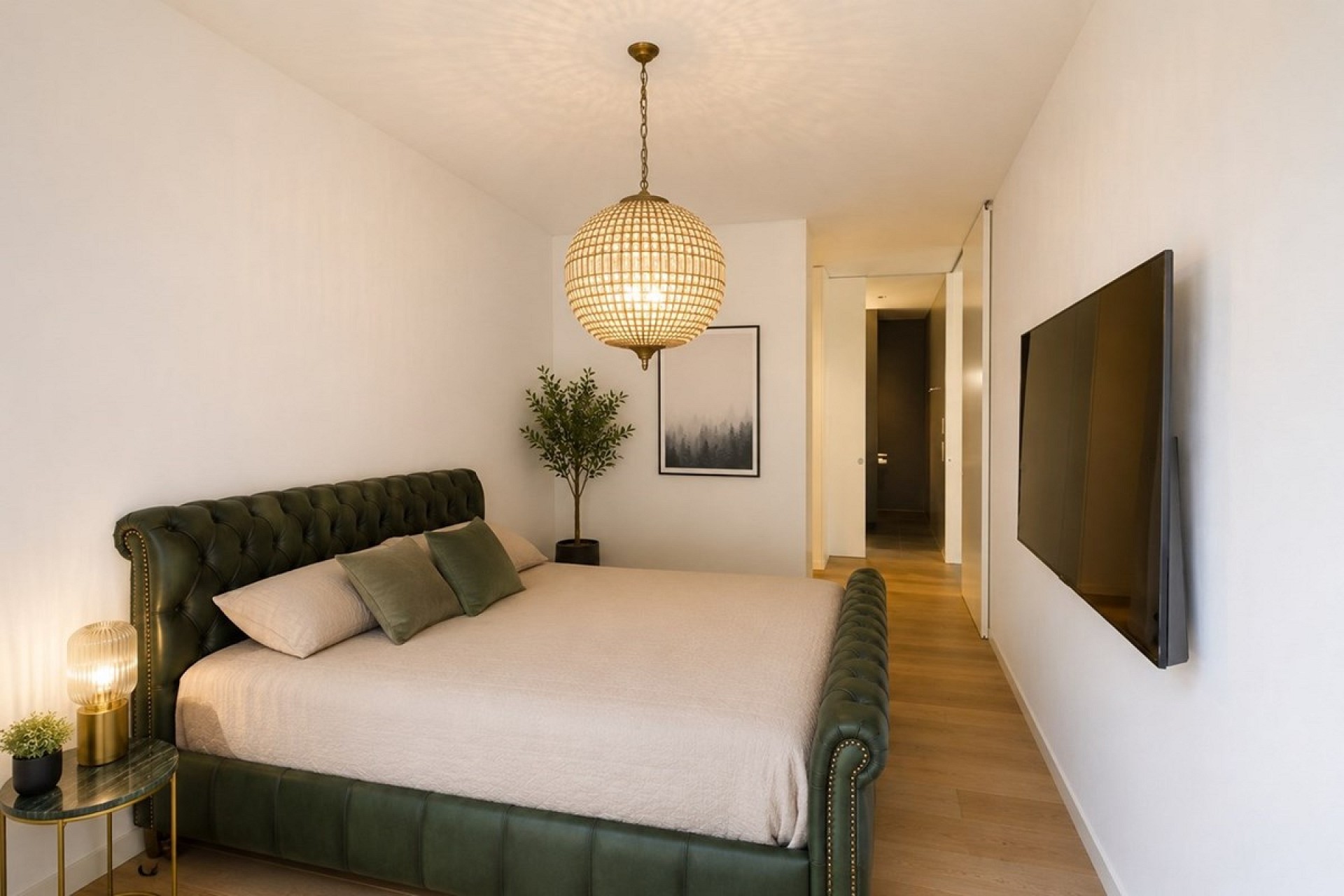 Schlafzimmer mit grünem Polsterbett