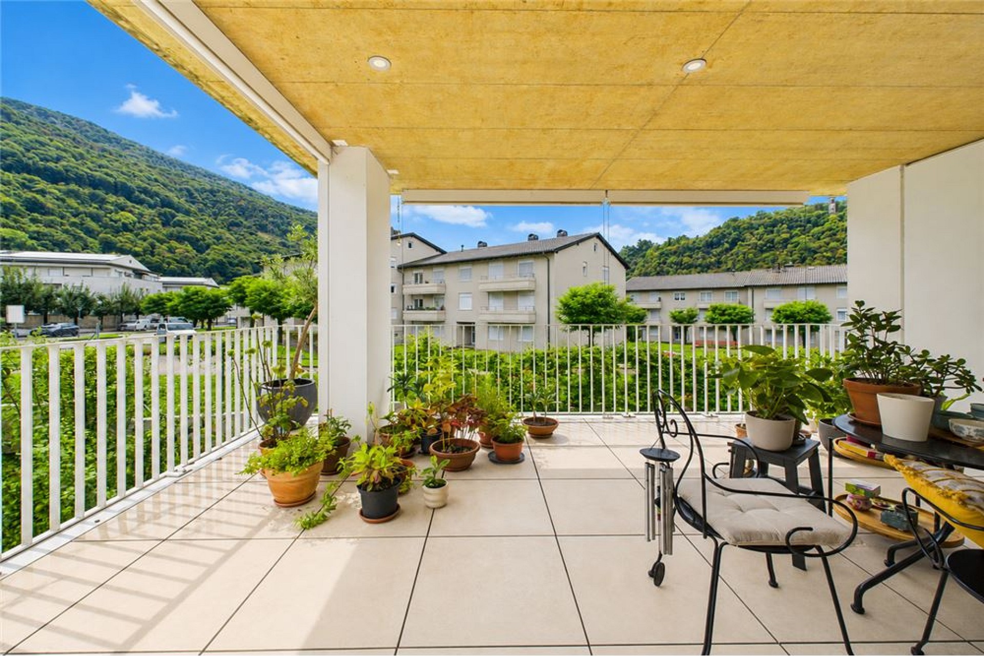 Überdachte Terrasse mit Bergblick