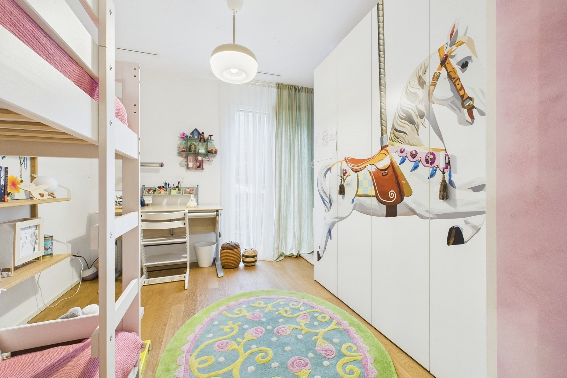 Kinderzimmer mit Etagenbett und Schrankwand