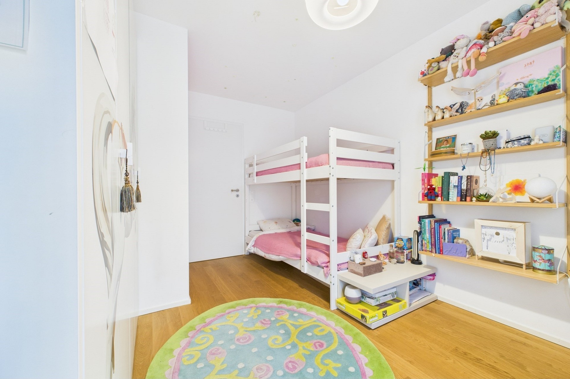 Kinderzimmer mit Hochbett und Regal