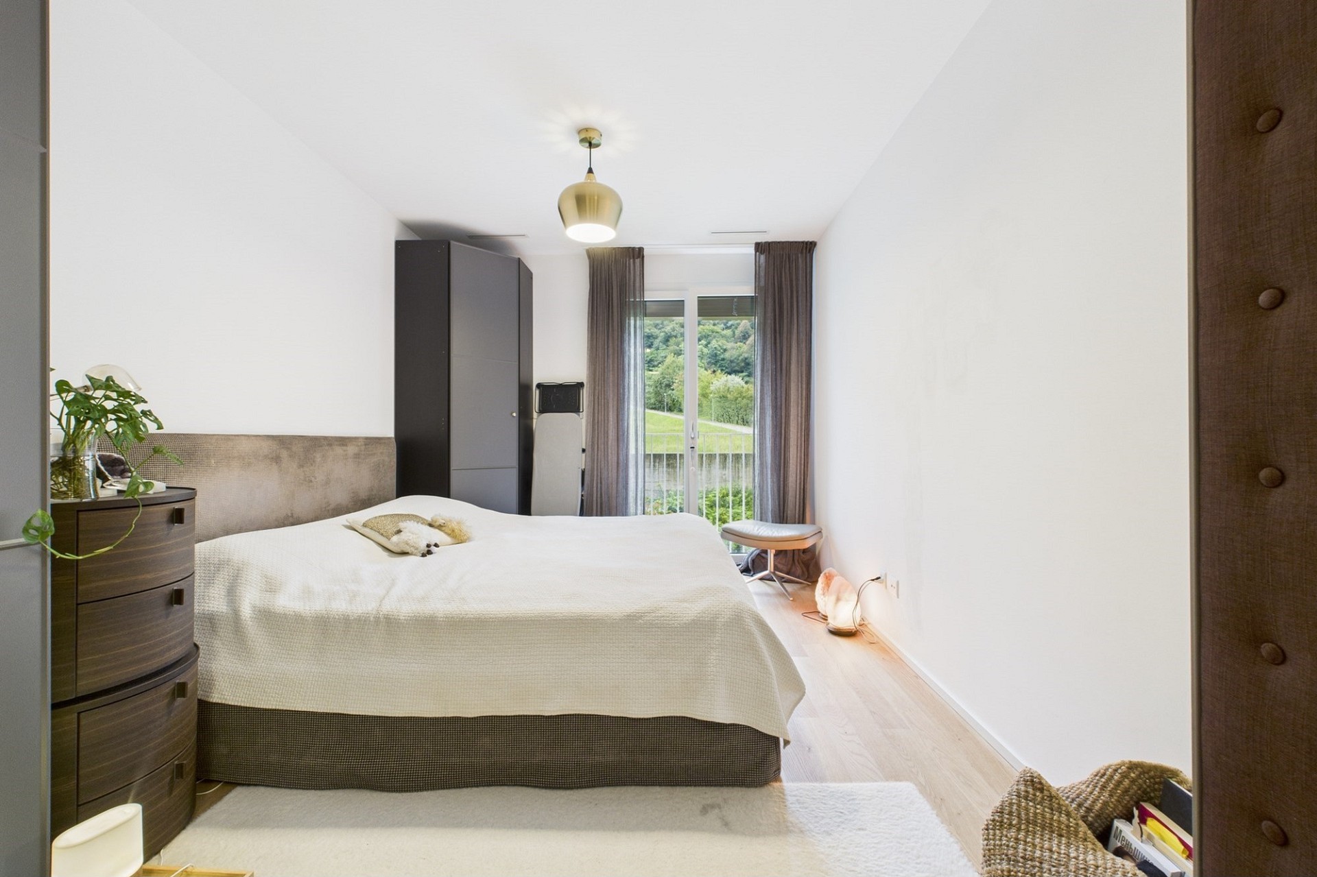 Helles Schlafzimmer mit Blick ins Grüne