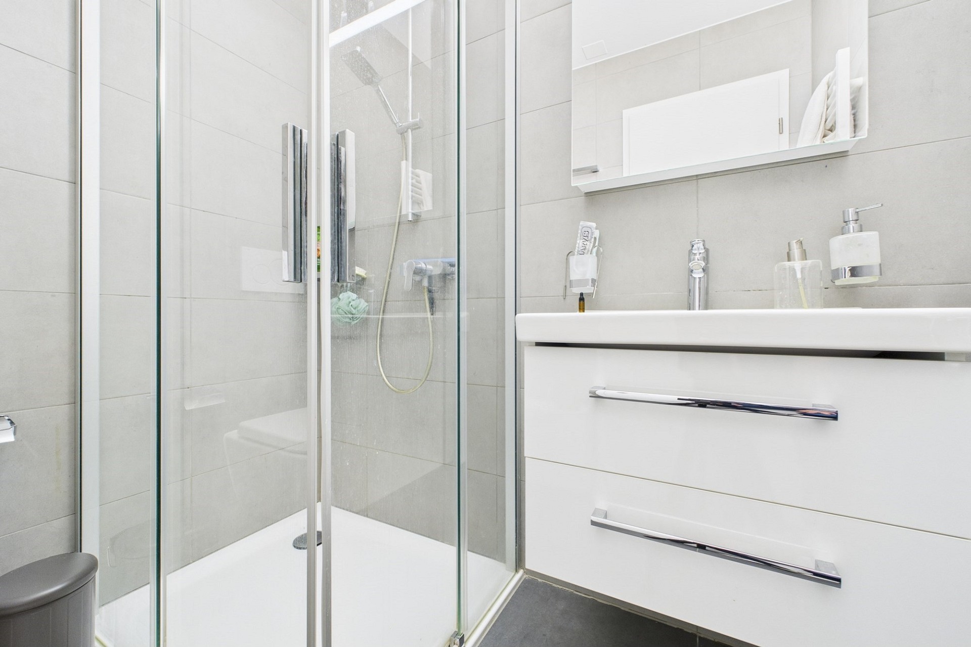 Modernes Badezimmer mit begehbarer Dusche und Waschtisch