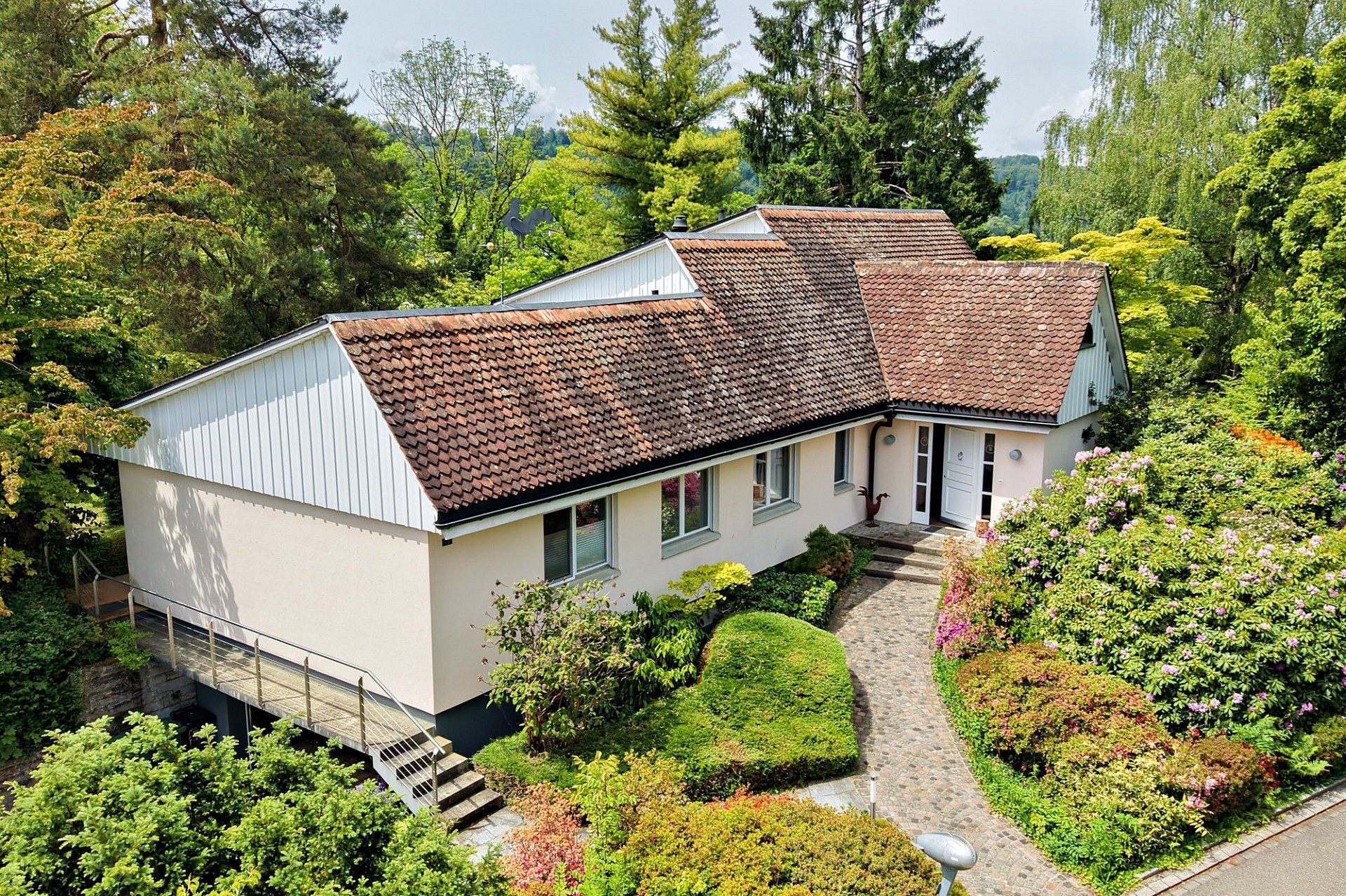 Haus mit rotem Ziegeldach und gepflegtem Garten