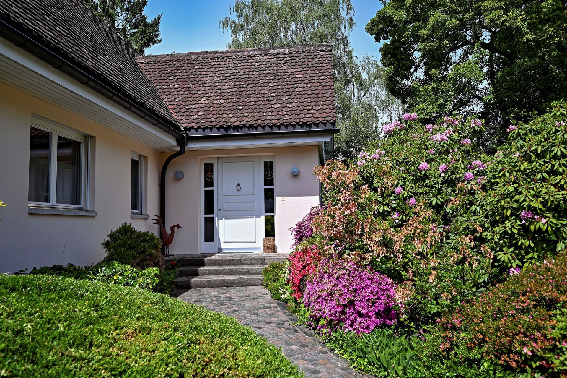 Eingangsbereich eines Einfamilienhauses mit Garten