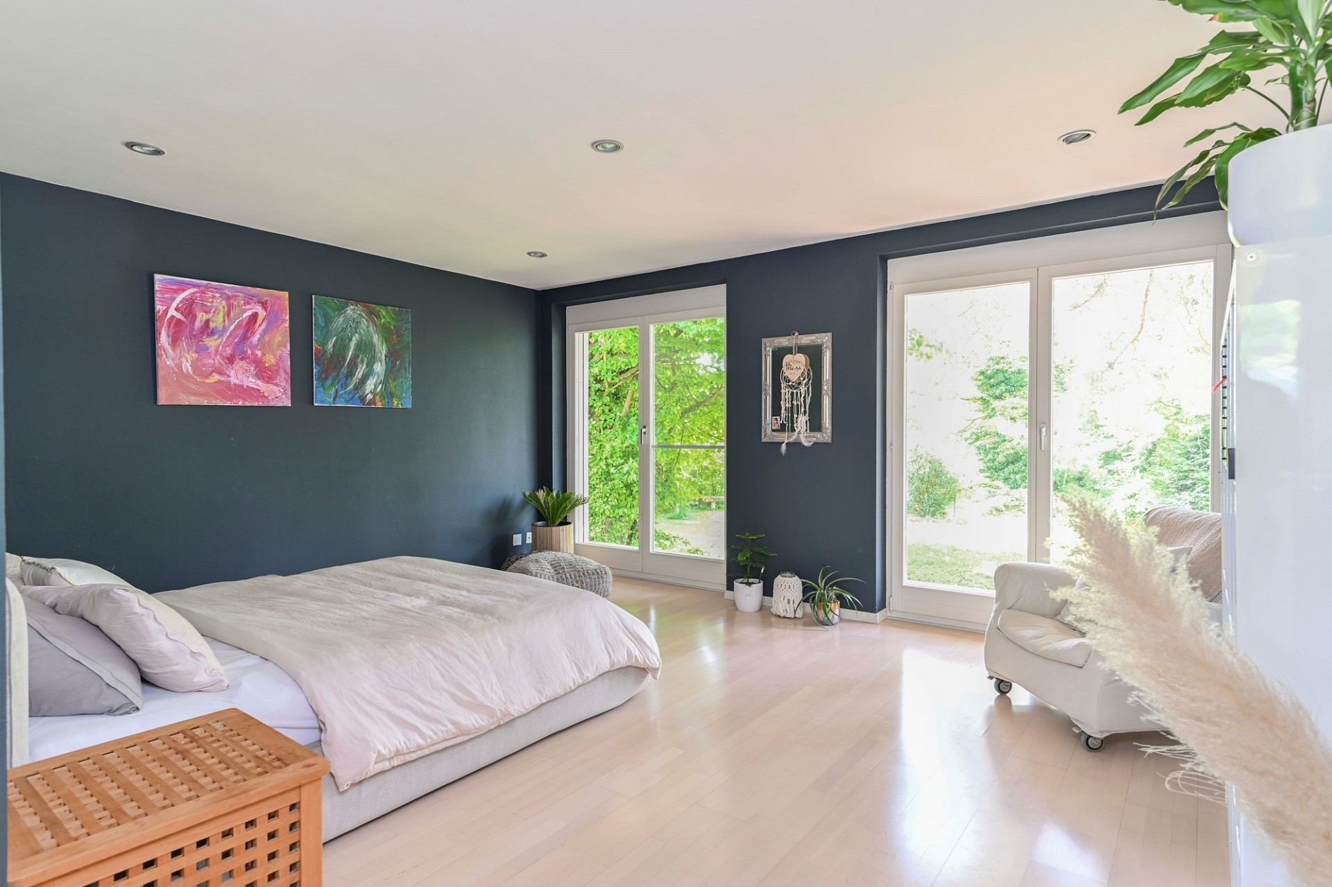Helles Schlafzimmer mit großen Fenstern