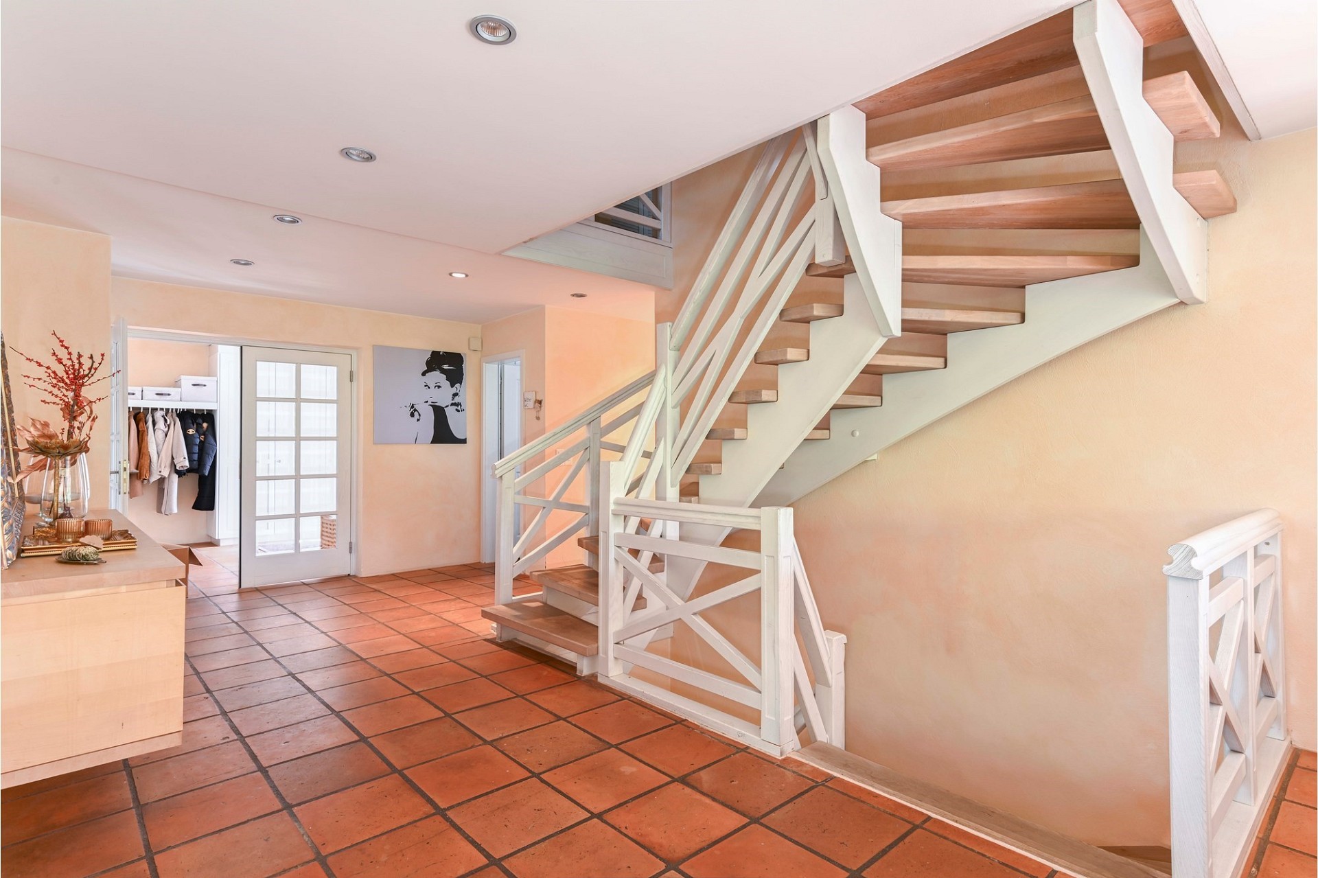 Heller Eingangsbereich mit Treppe
