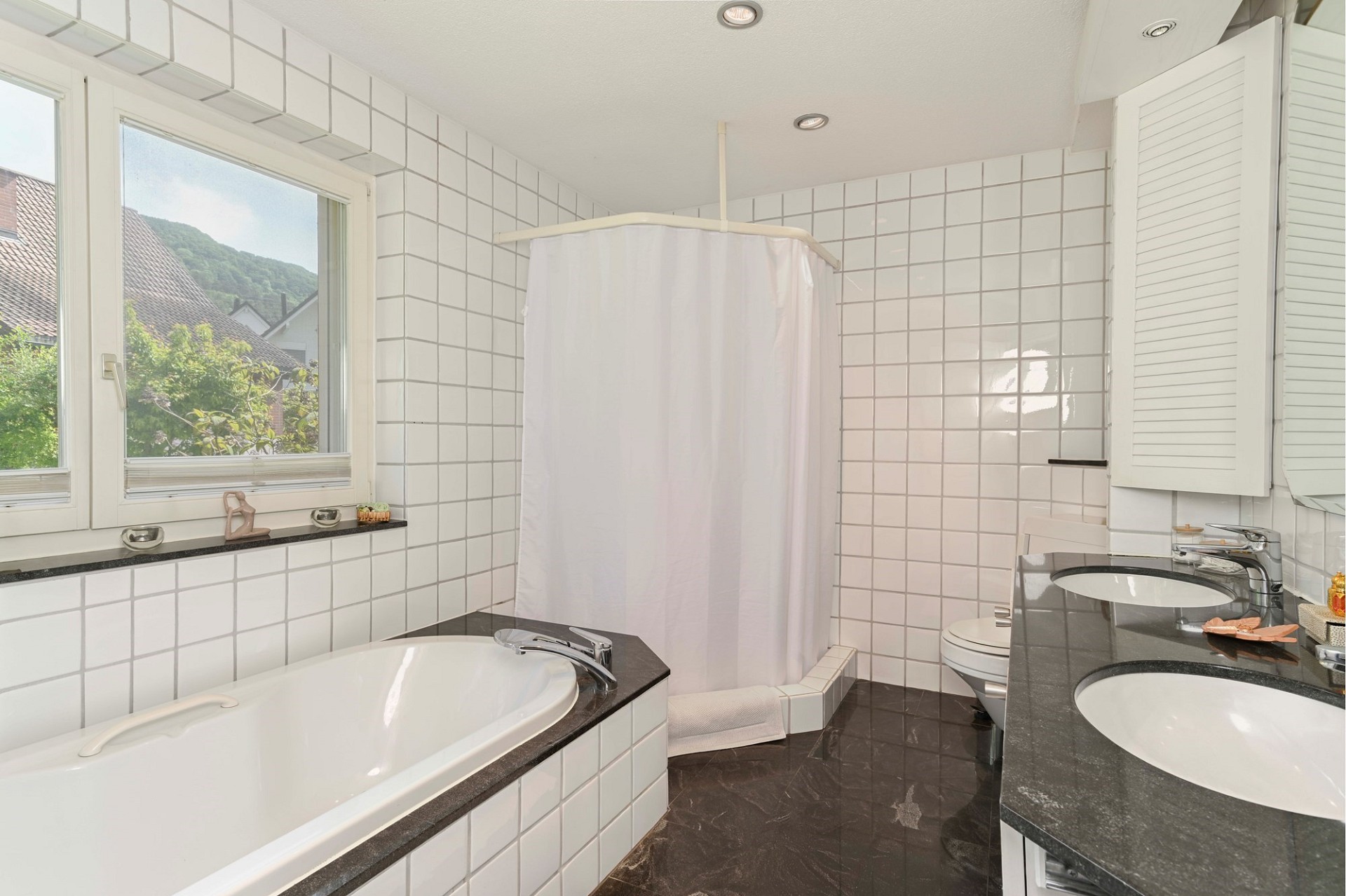 Helles Badezimmer mit Wanne und Dusche
