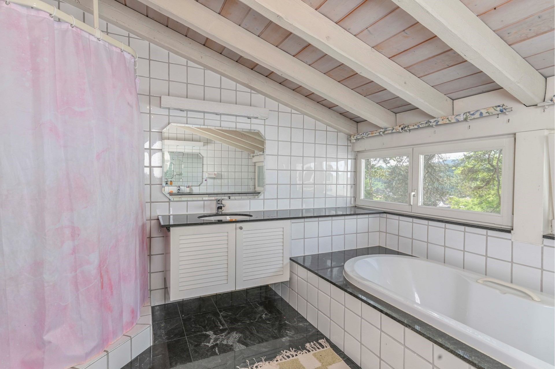 Badezimmer mit Dachschräge und Badewanne