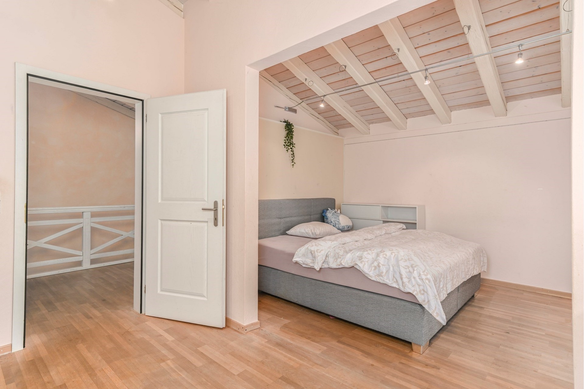 Helles Schlafzimmer mit Dachschräge
