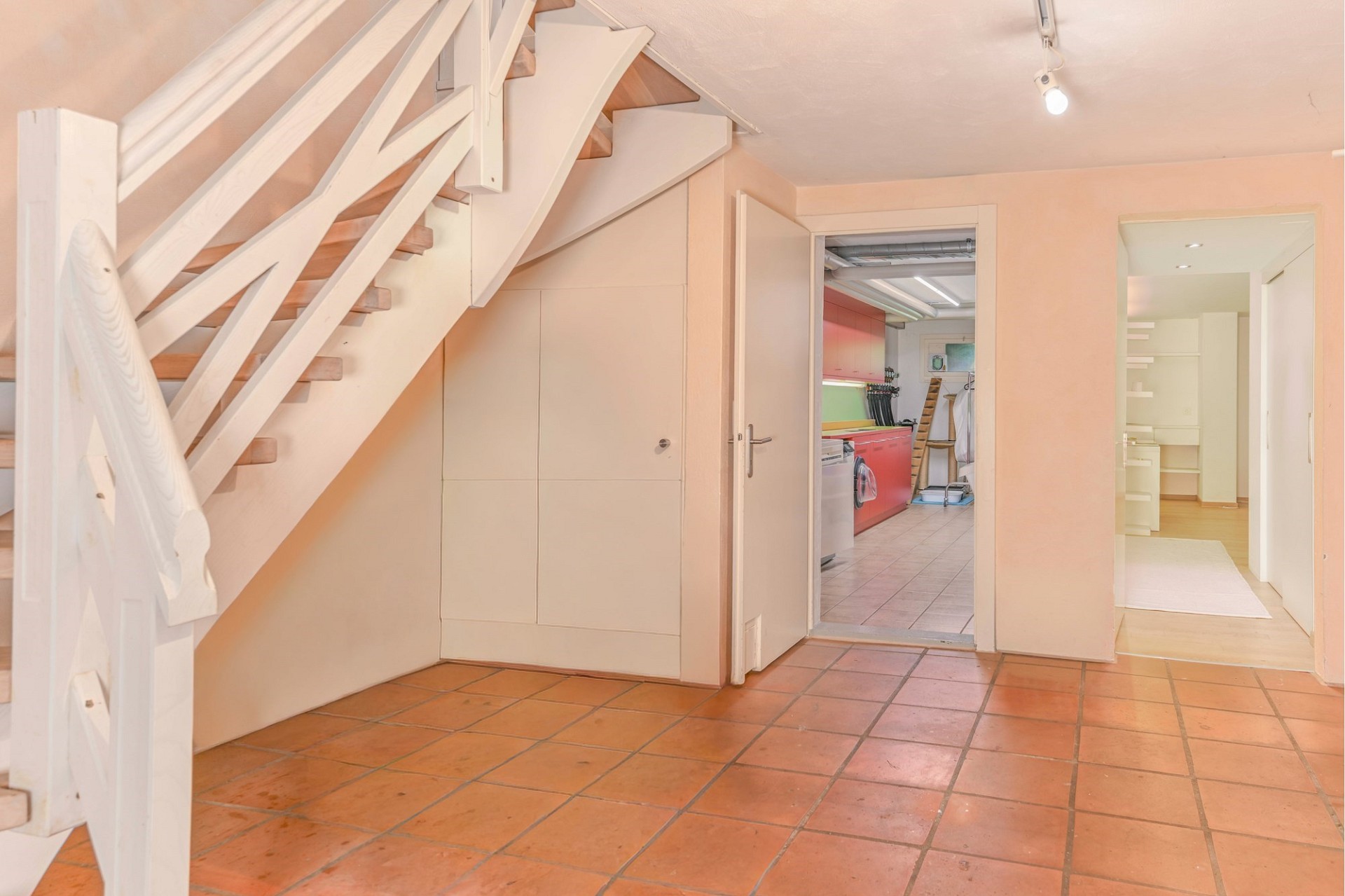 Ausgebauter Dachraum mit Treppe und Terrakottafliesen