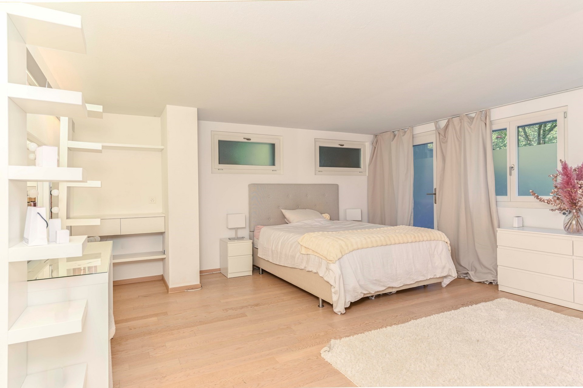 Helles Schlafzimmer mit Dachschrägen und Einbaumöbeln