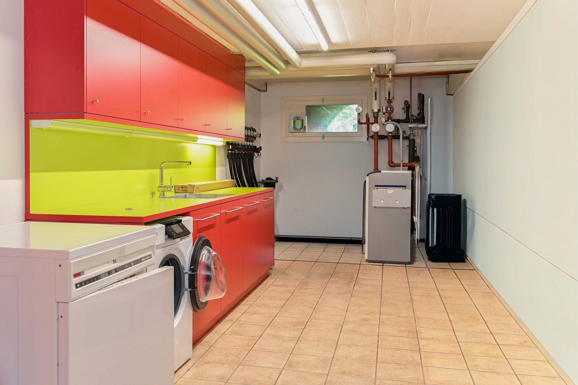 Hauswirtschafts- bzw. Technikraum mit Einbauten