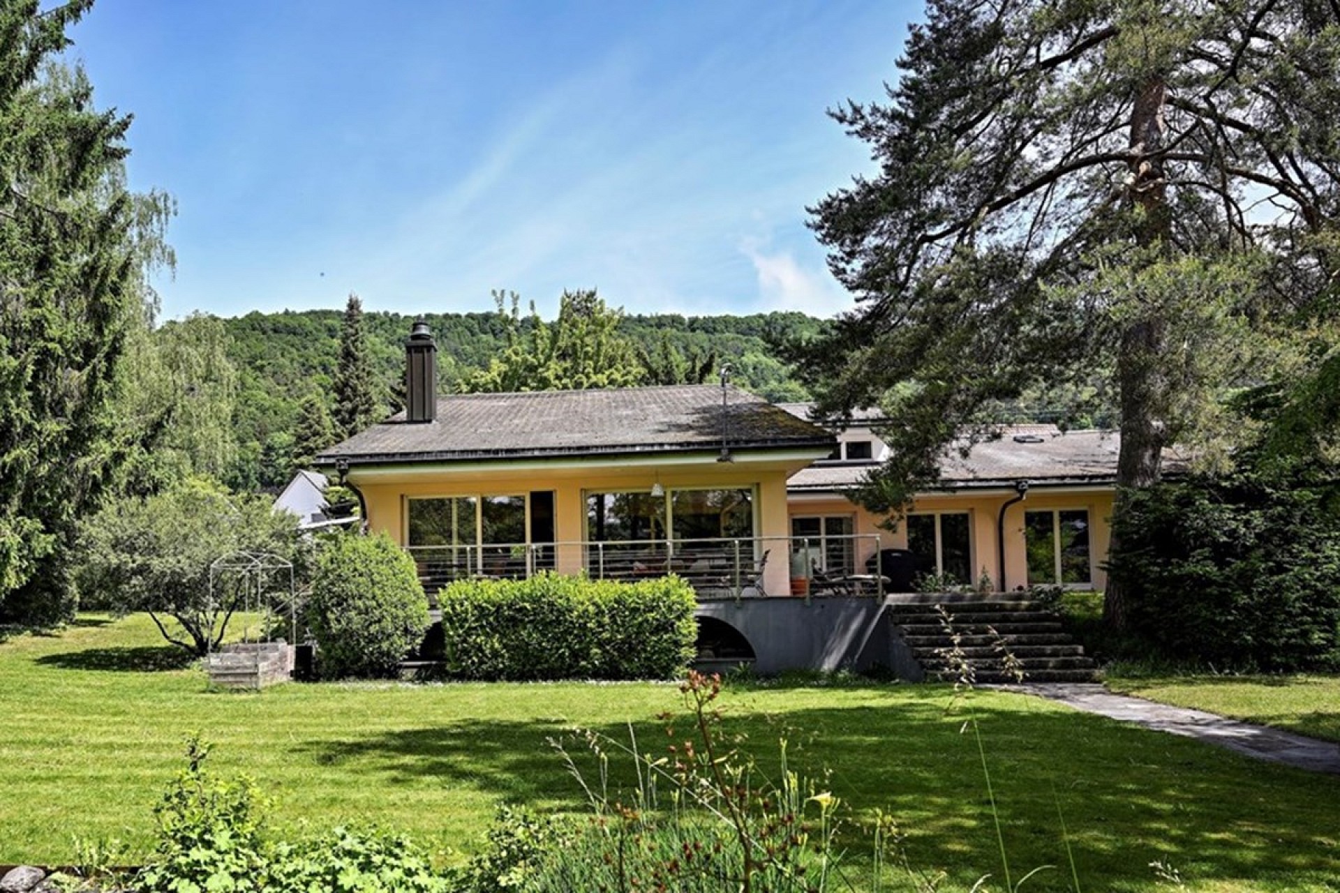 Haus mit großzügigem Garten
