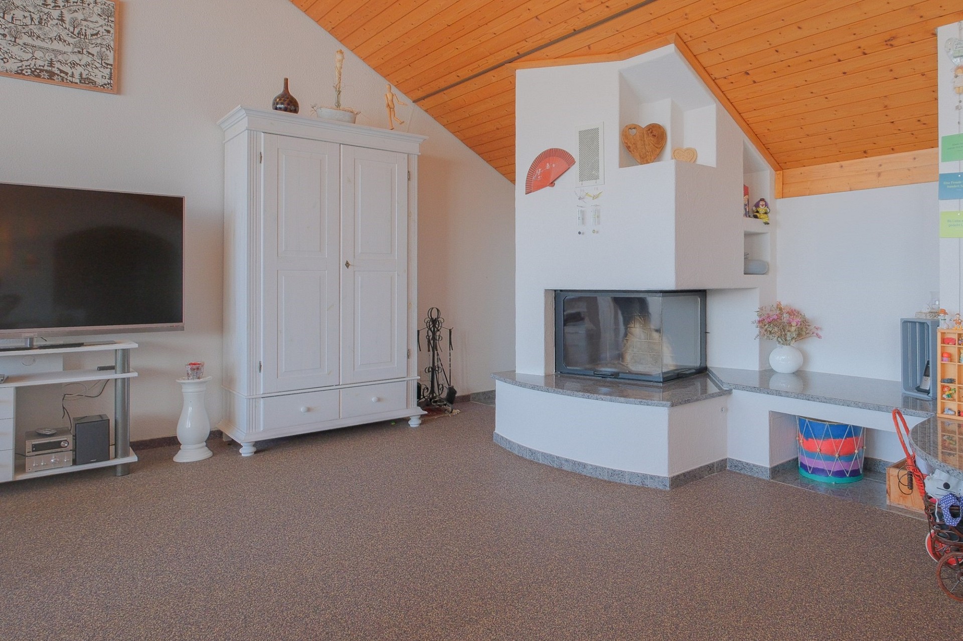 Gemütliches Wohnzimmer mit Kamin und Holzdecke