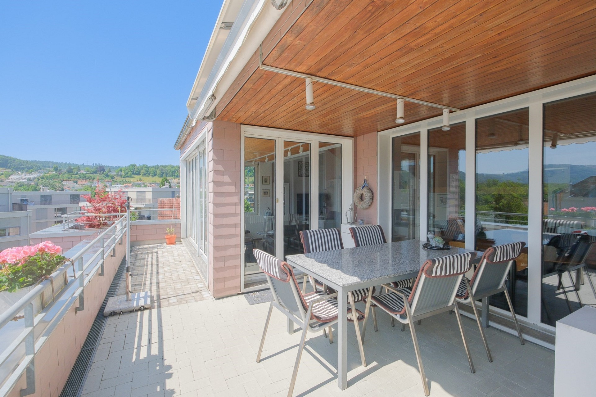 Große sonnige Dachterrasse mit Essbereich