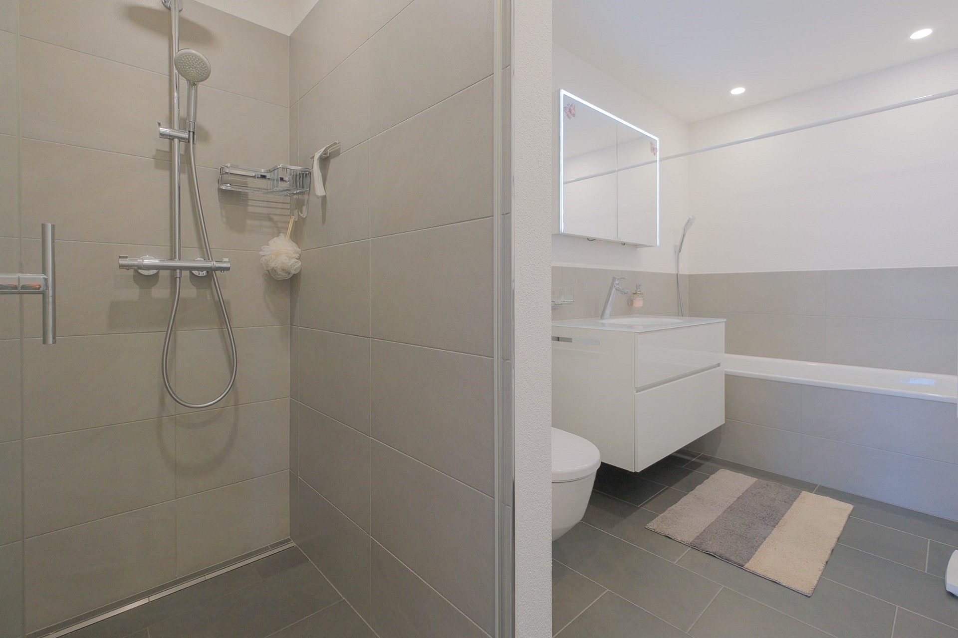 Modernes Badezimmer mit Dusche und Badewanne