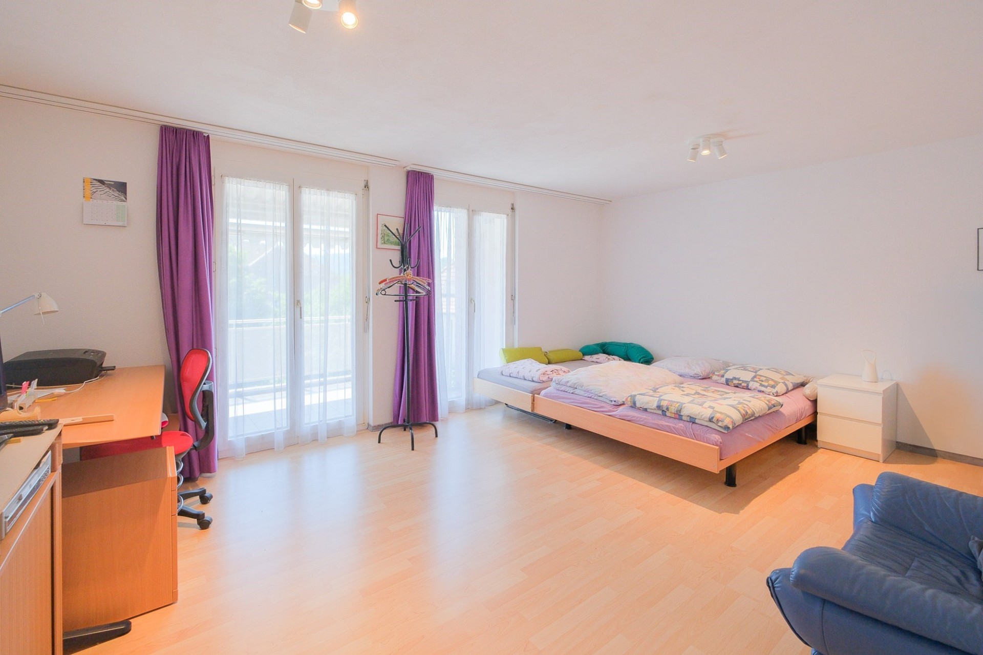 Helles Schlafzimmer mit Arbeitsbereich