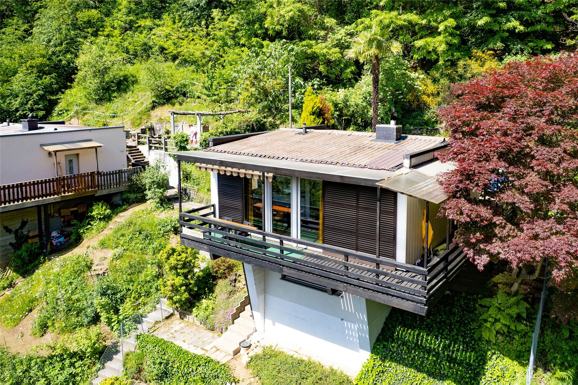 Drohnenansicht eines Hauses im Grünen