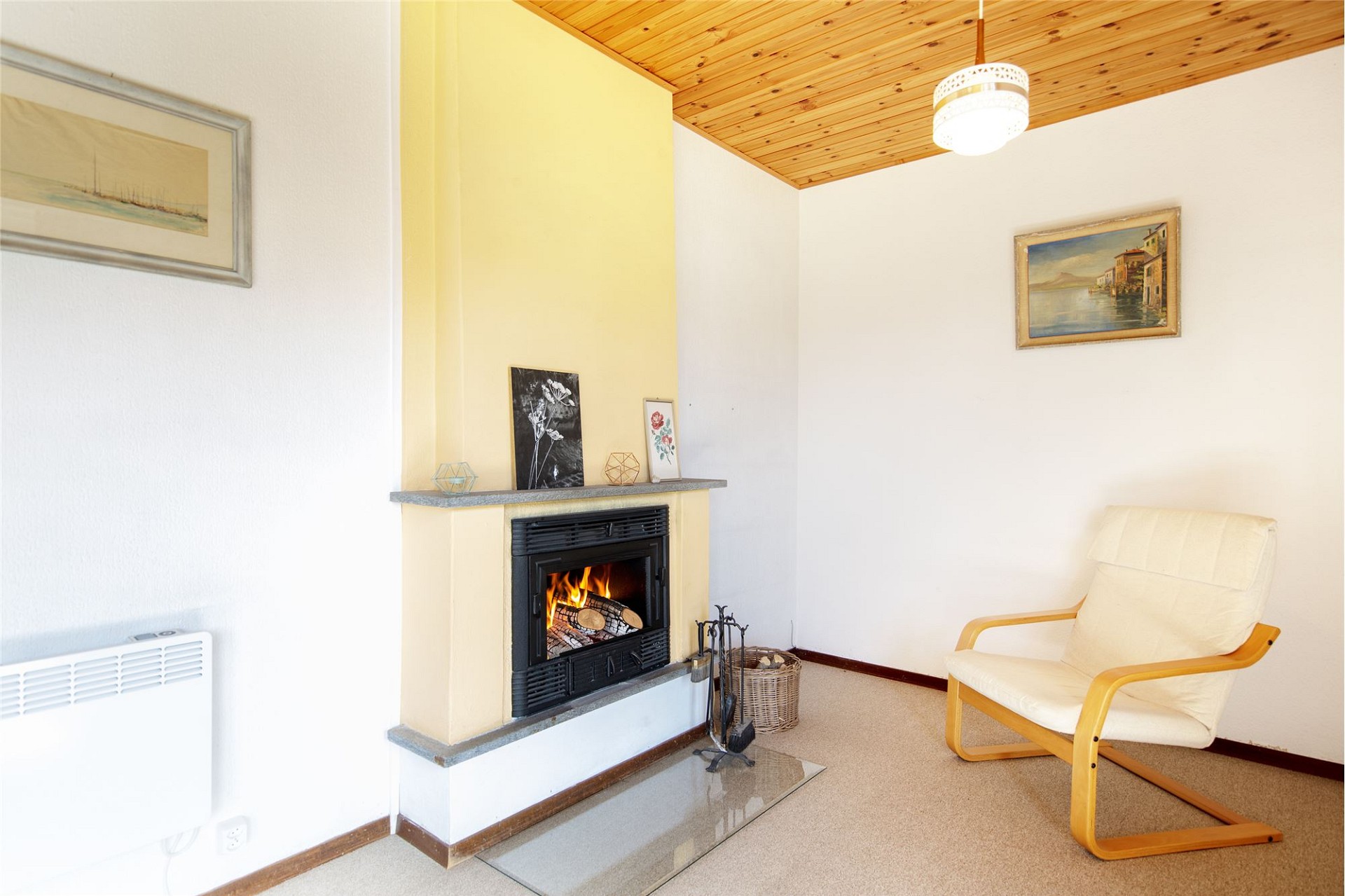 Gemütlicher Wohnraum mit Kamin und Sessel