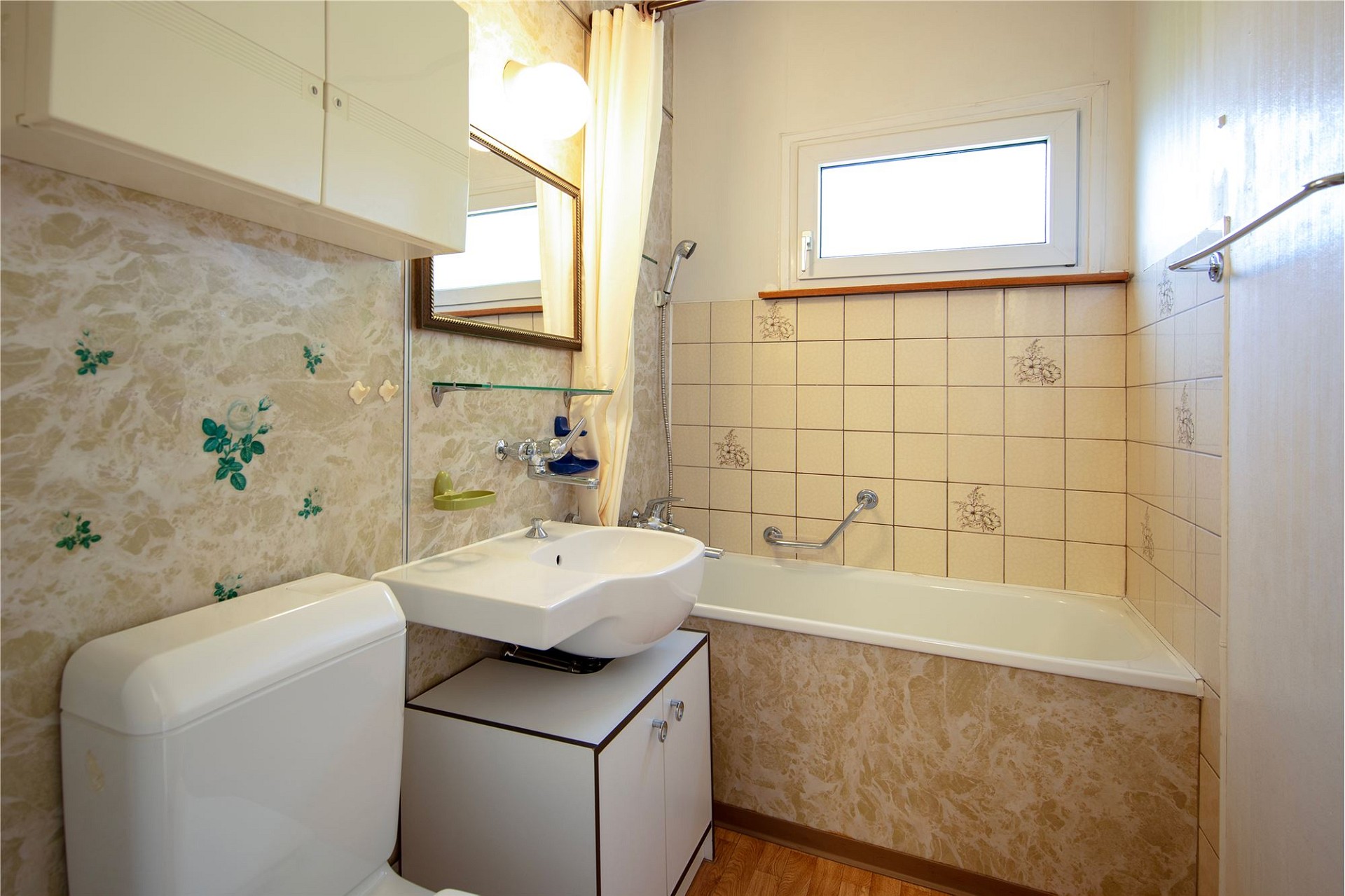 Badezimmer mit Badewanne und Waschbecken