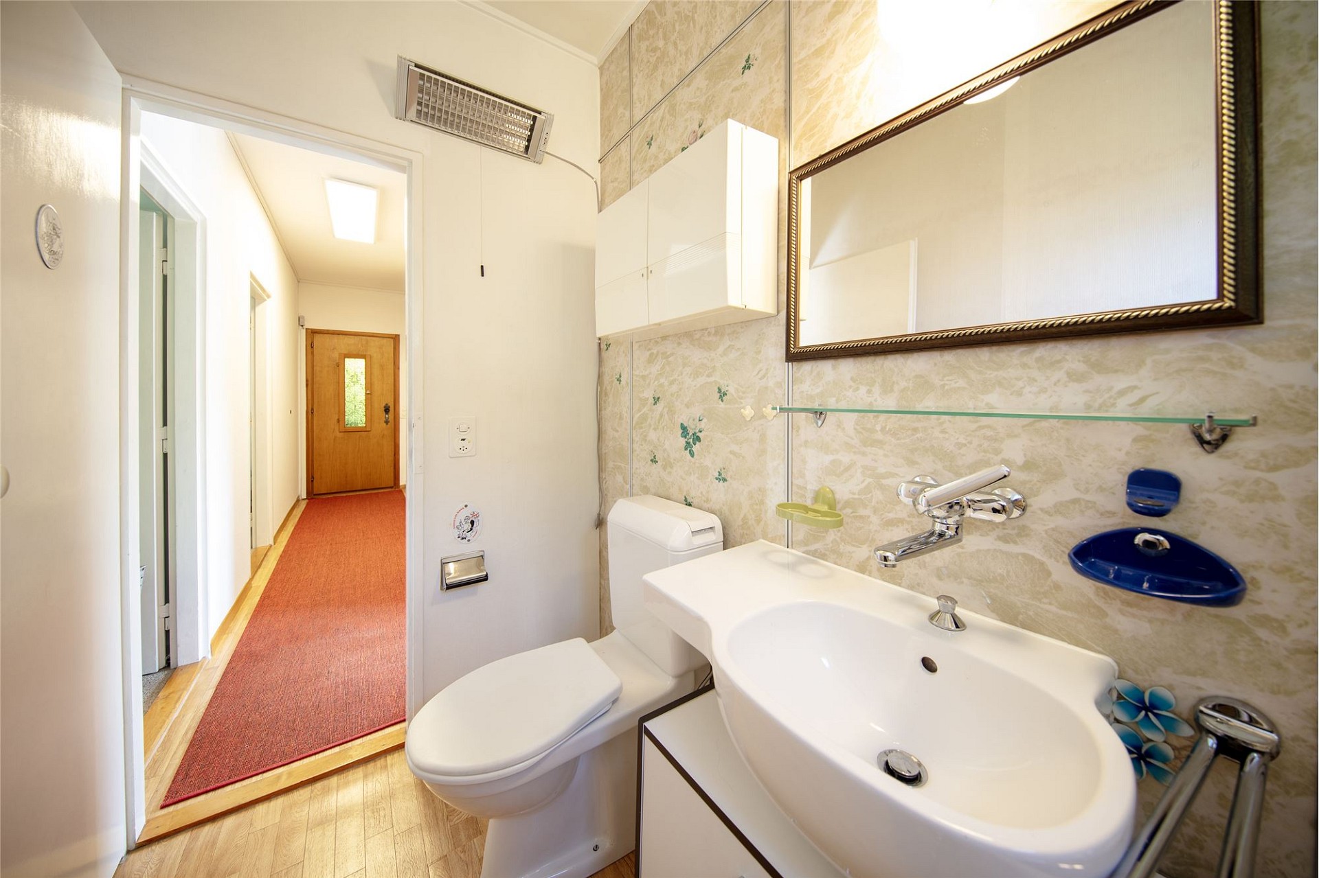 Gäste-WC mit Blick in den Flur
