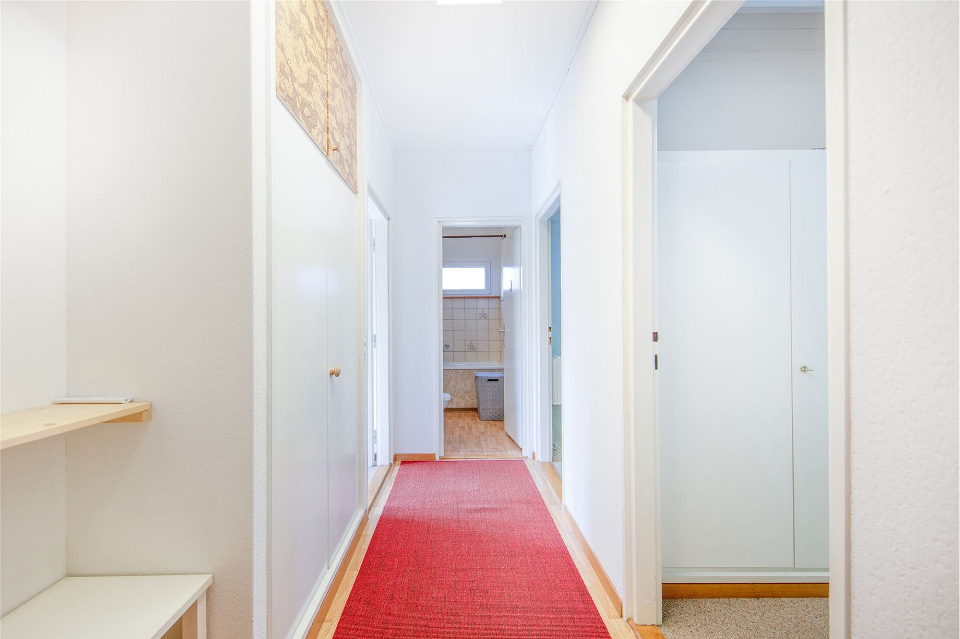 Heller Flur mit rotem Läufer