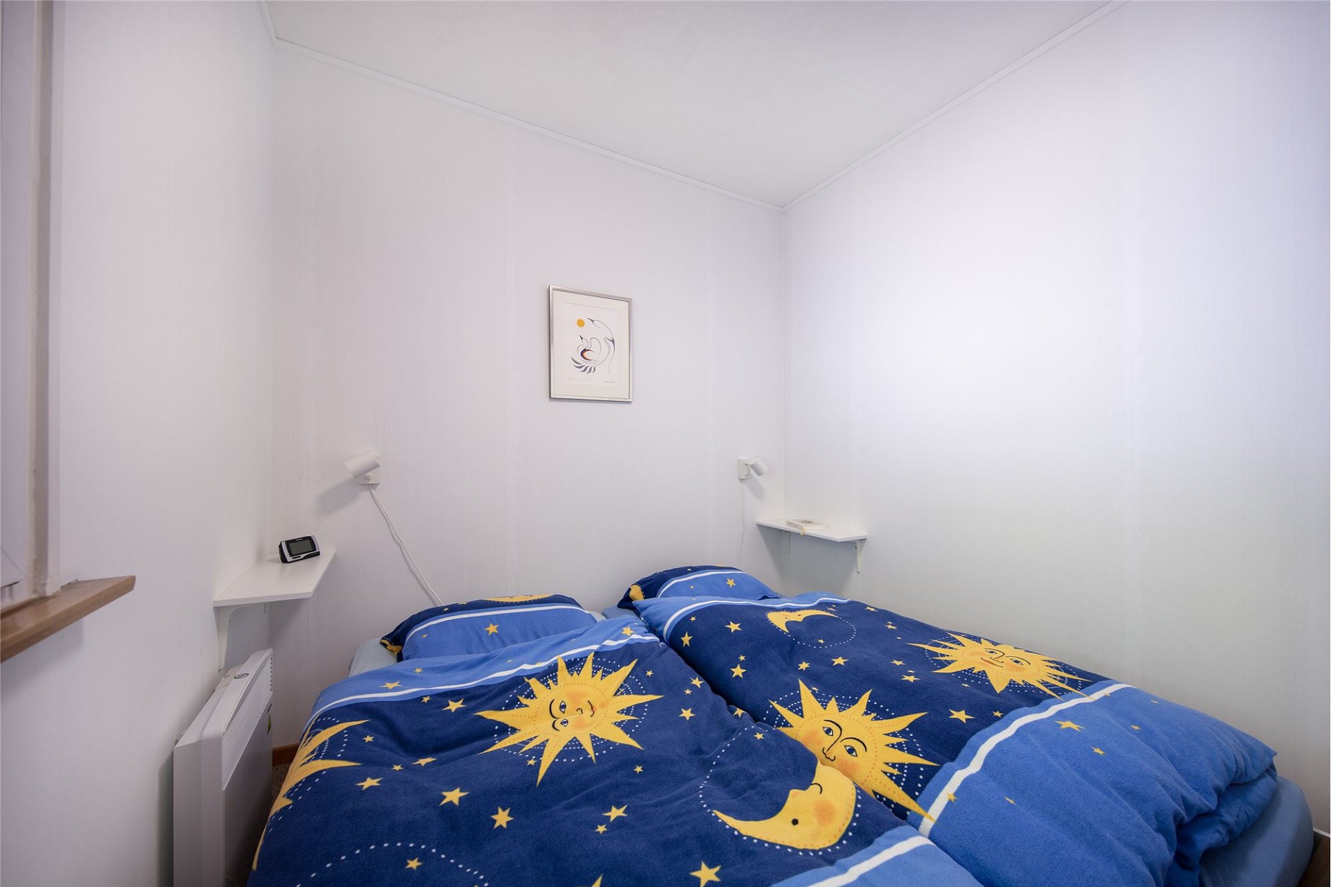Kleines Schlafzimmer mit Doppelbett