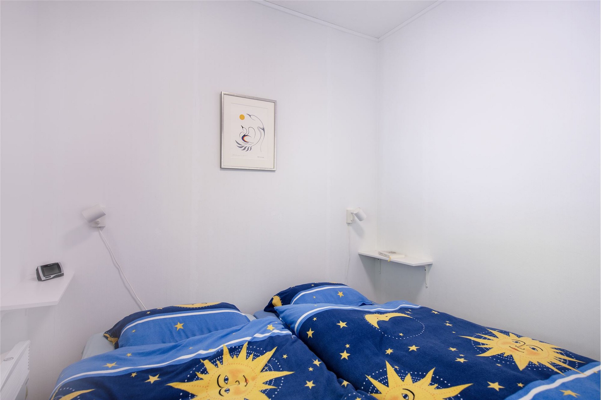 Kleines Schlafzimmer mit zwei Betten